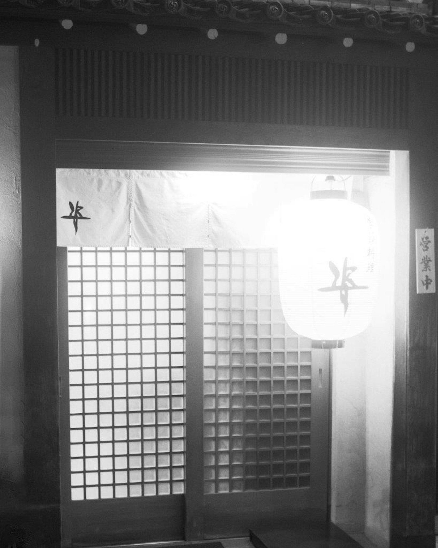 Traditioneller japanischer Eingang mit einer hängenden Laterne