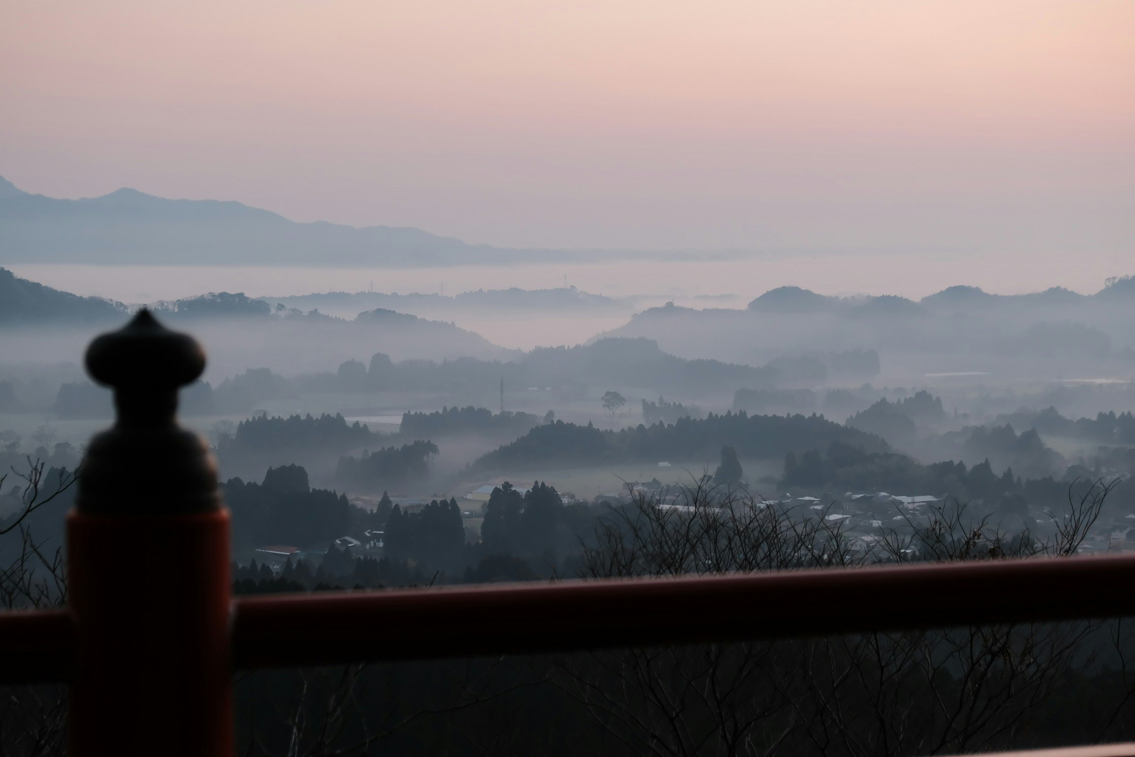 霞神社的拂晓，雾中群山与湖景
