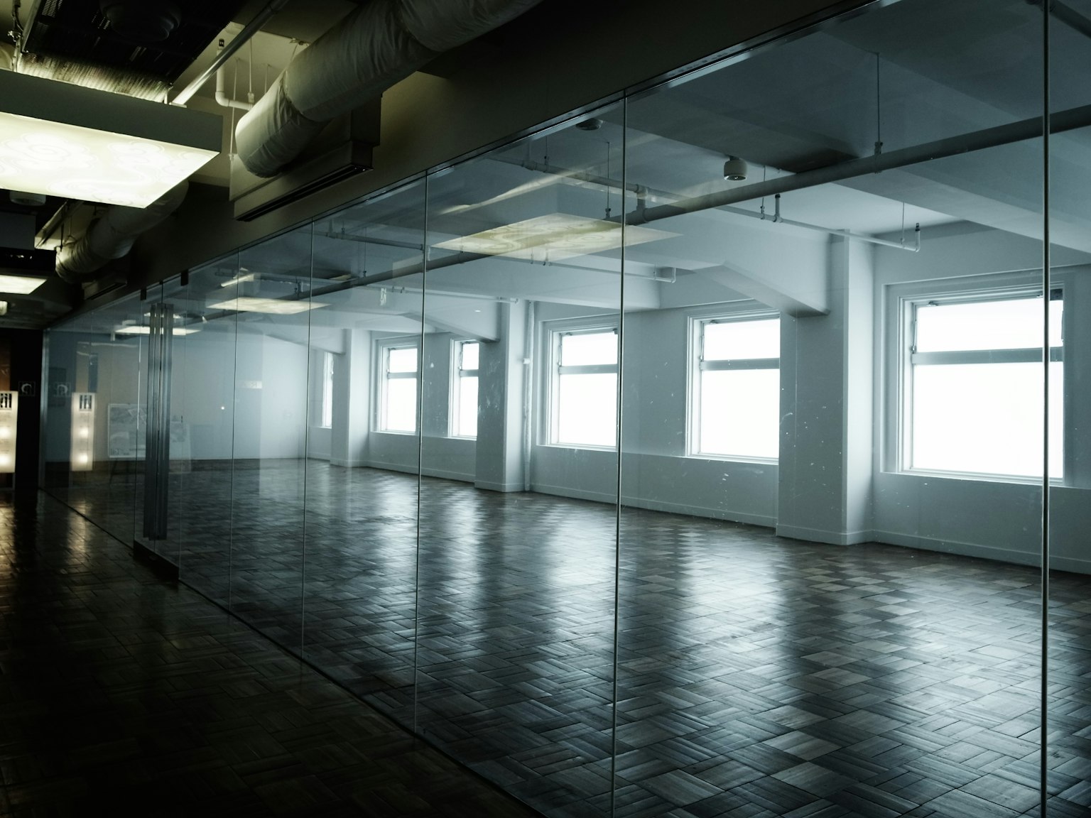 Interior espacioso de un espacio de oficina con grandes ventanas que dejan entrar luz natural