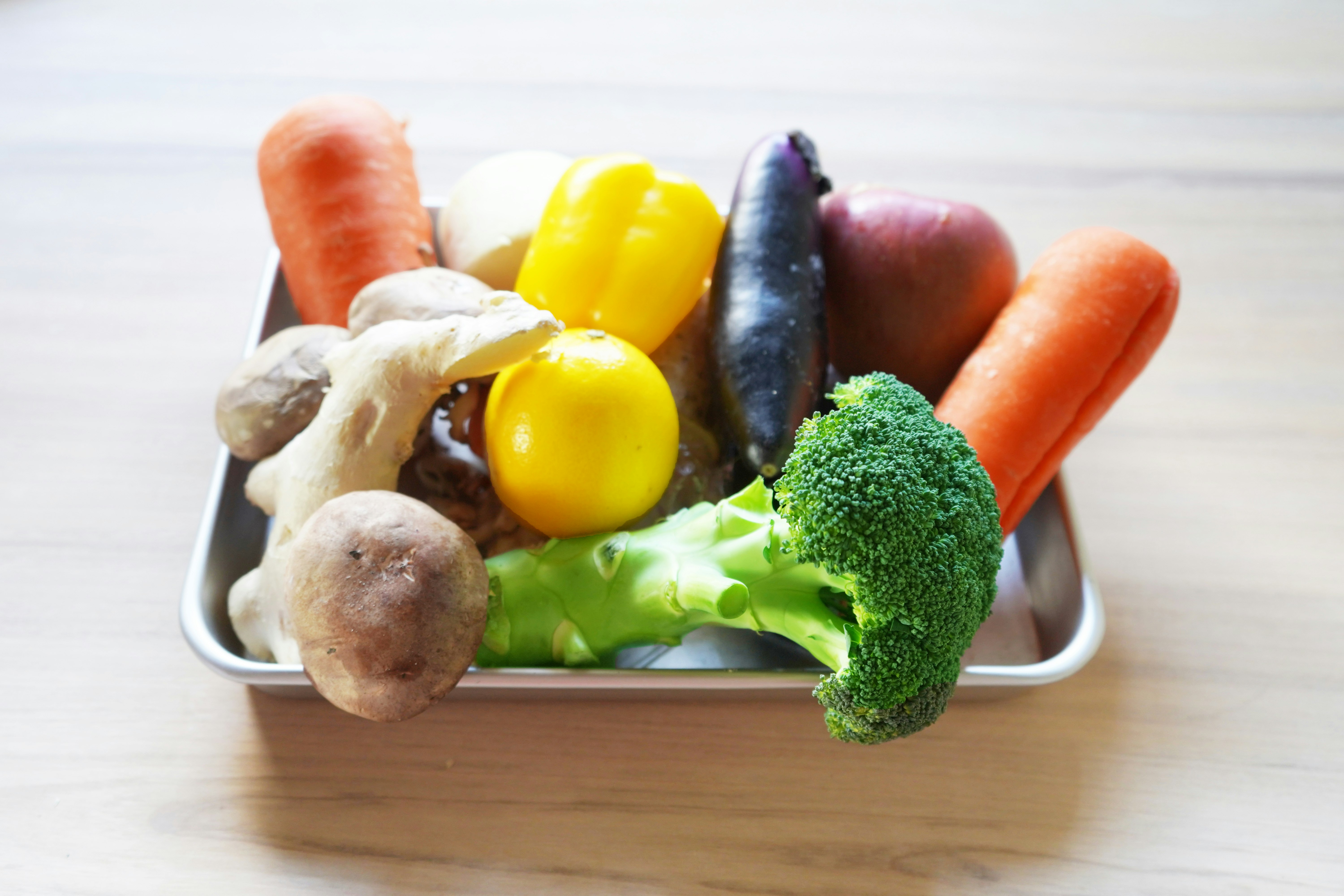 mélange de légumes colorés dans un plateau
