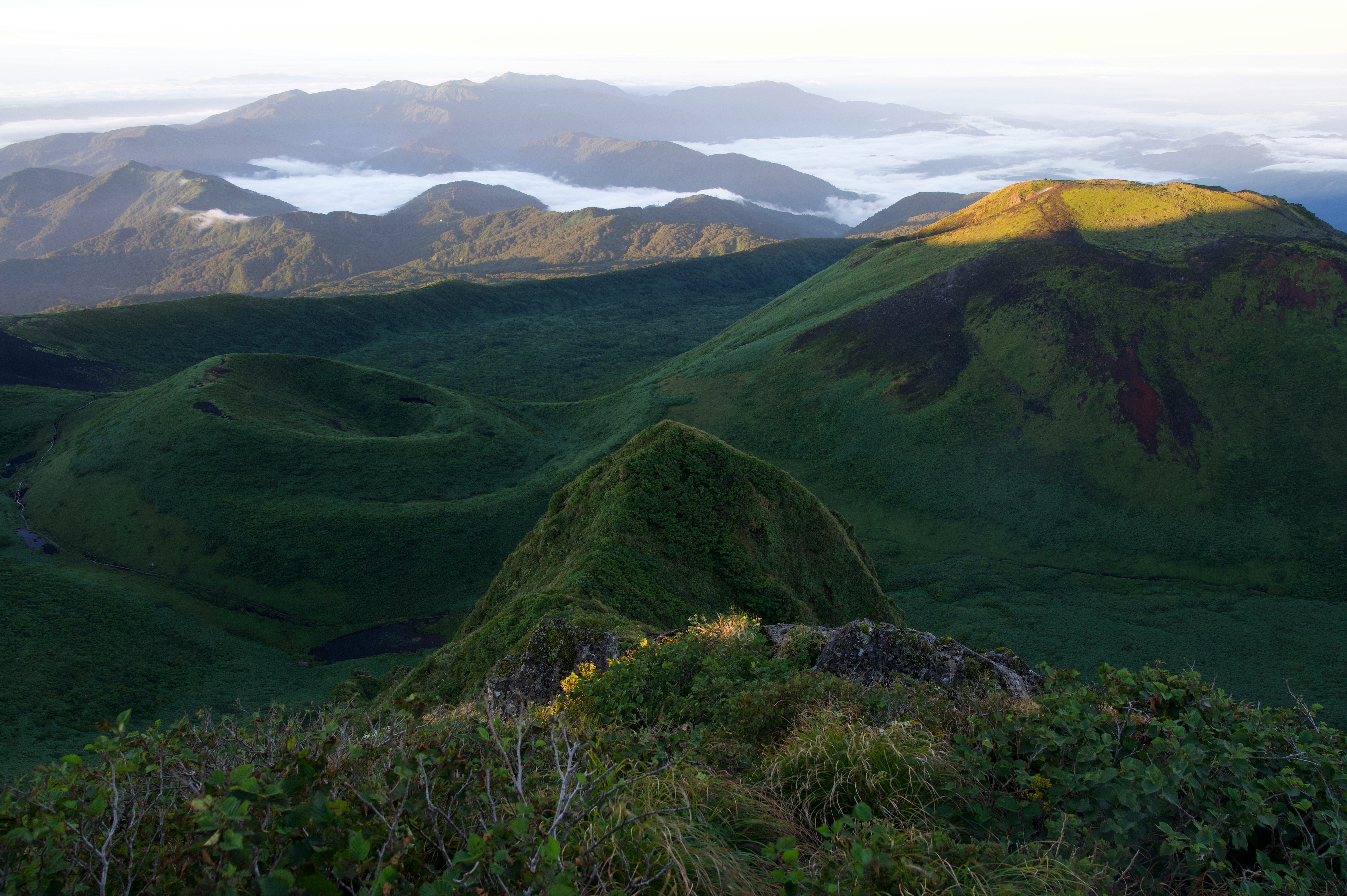 緑の山並みと谷を見下ろす絶景
