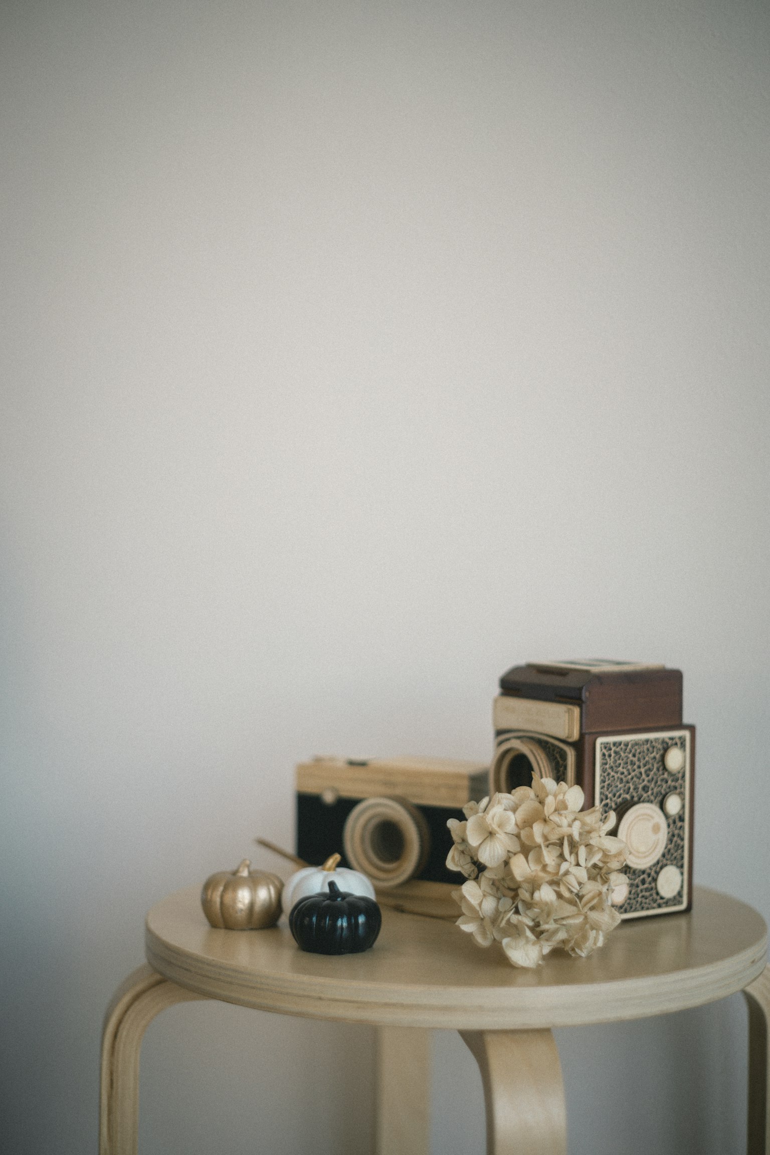Natura morta con fotocamere vintage e oggetti decorativi su un tavolo