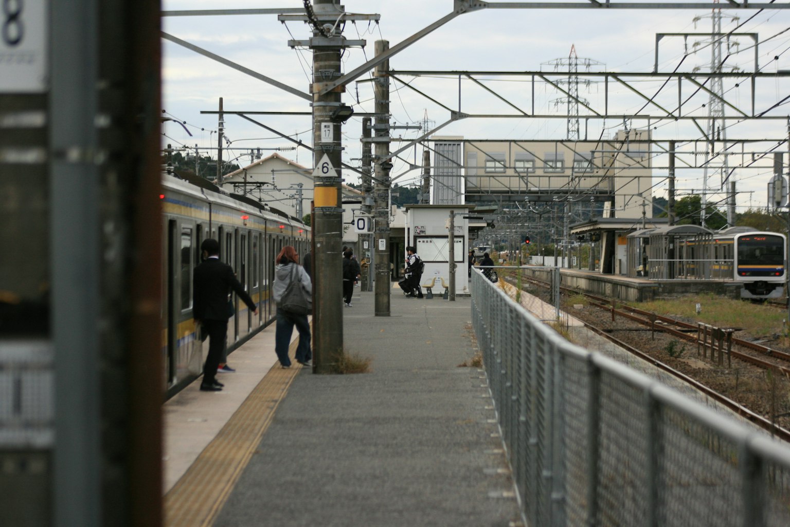 Szene von Menschen, die an einem Bahnsteig ein- und aussteigen