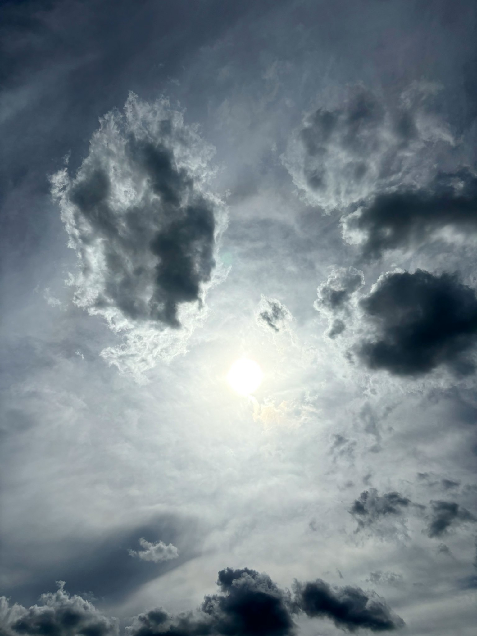 Ein bewölkter Himmel mit Sonnenlicht, das hindurchscheint