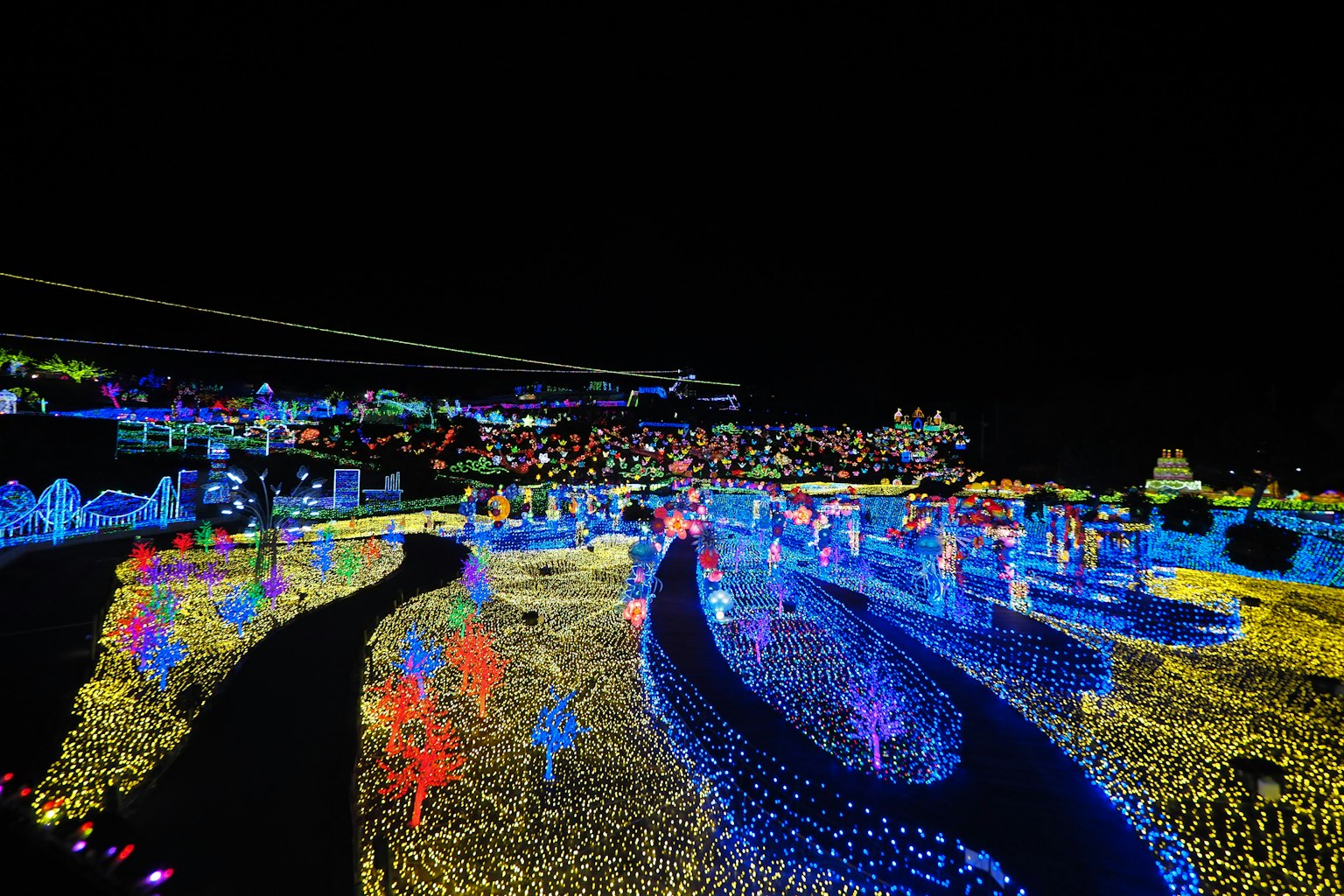 ทิวทัศน์ที่มีแสงสว่างสดใสด้วยไฟหลากสีในยามค่ำคืน