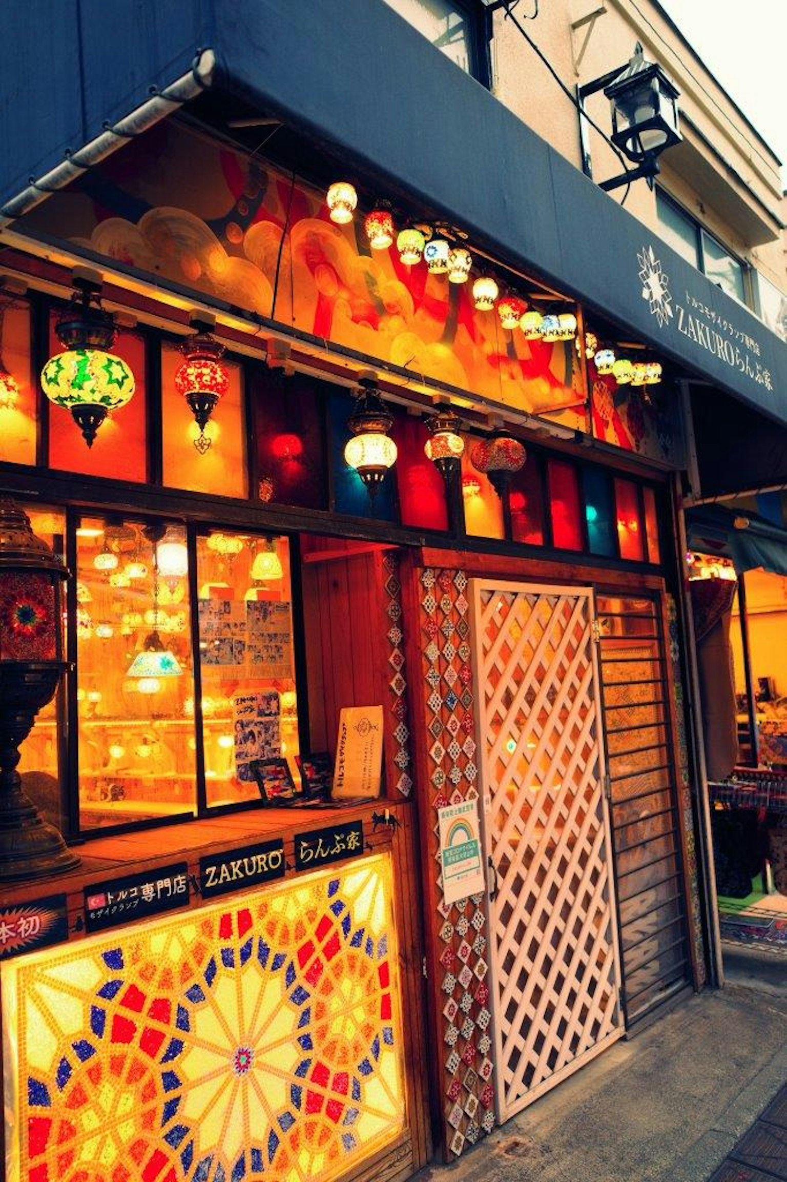 Esterno di un negozio adornato con lampade colorate