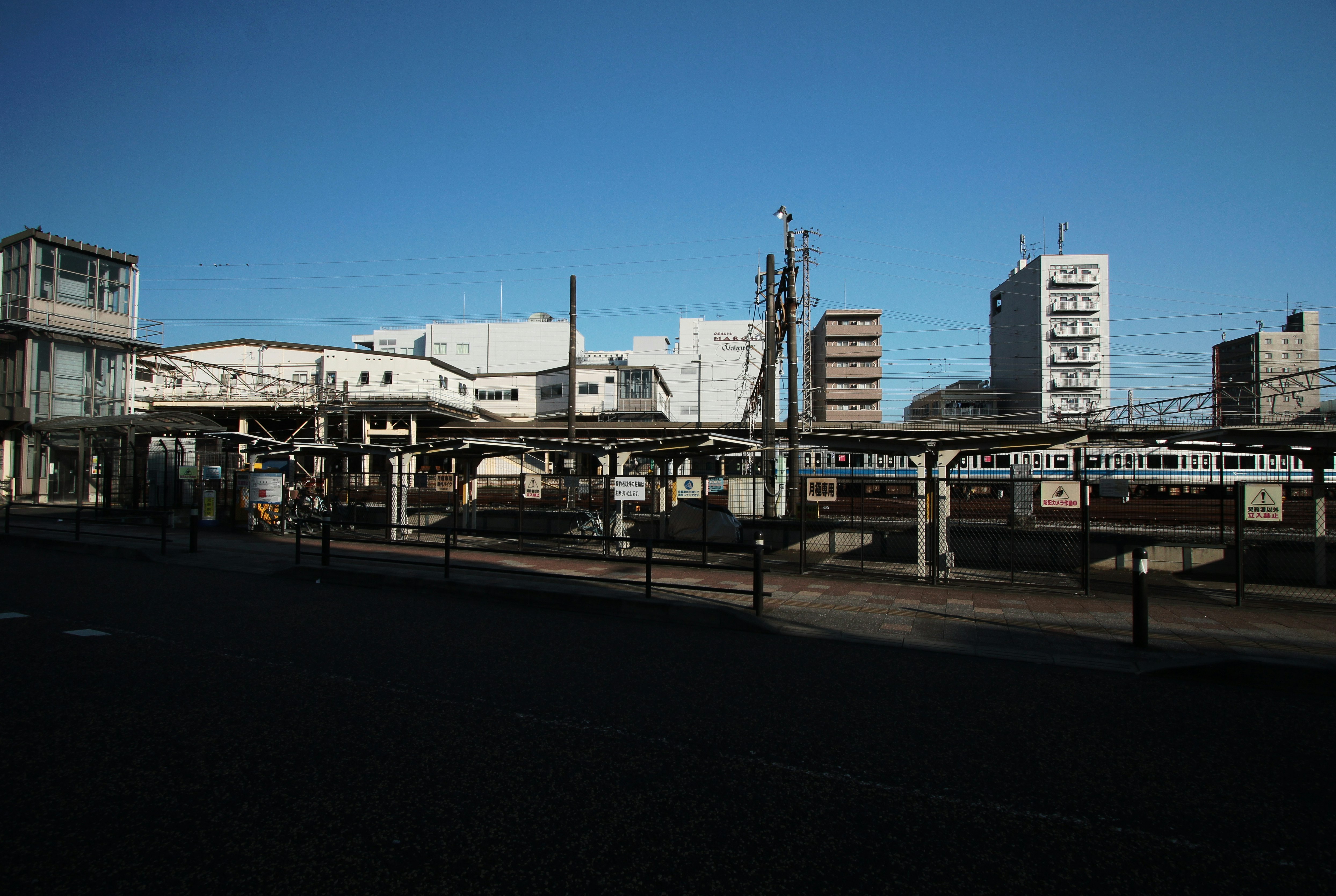 最寄り駅南口から見える線路とホームの風景