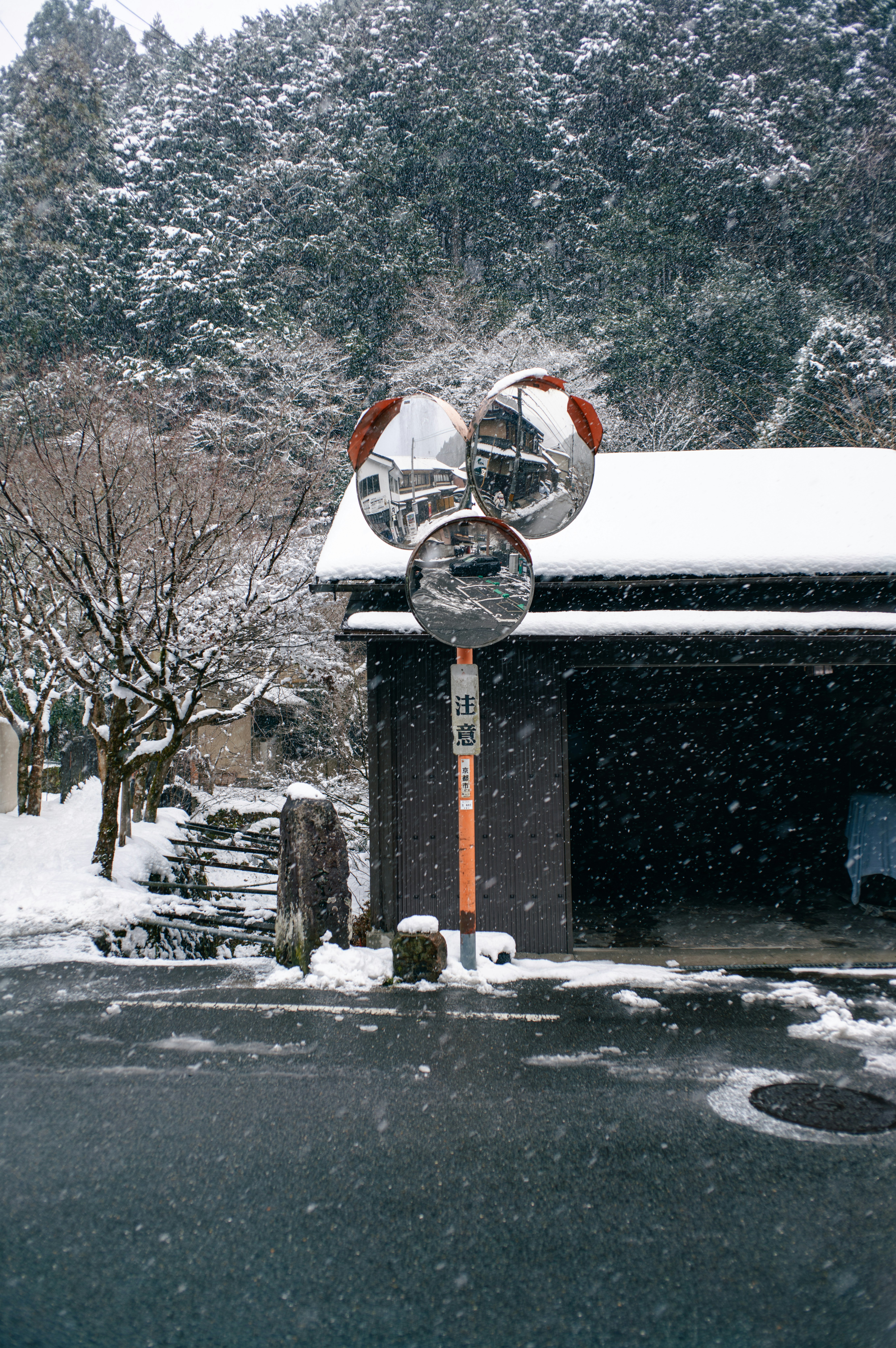 暗い背景にシンプルなデザインのグラフィック