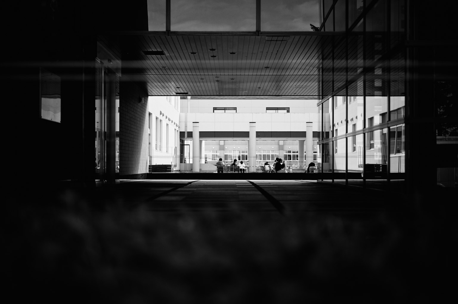 Vue transparente de l'intérieur d'un bâtiment vers l'extérieur