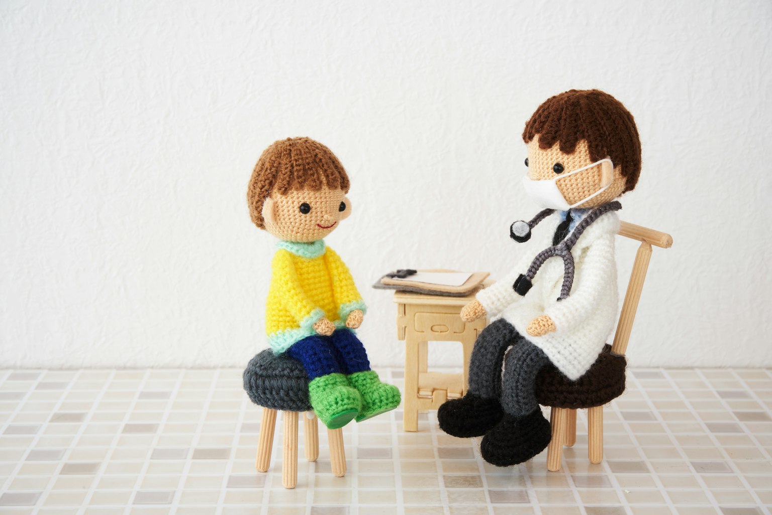 Một đứa trẻ và một búp bê bác sĩ ngồi cùng nhau