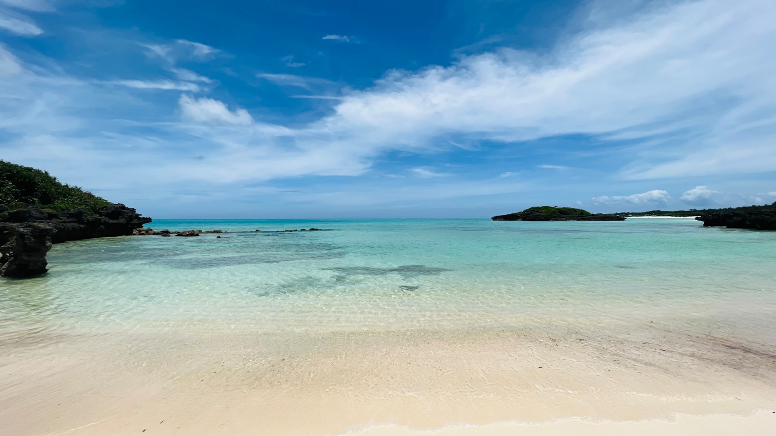 Bella scena di spiaggia con cielo blu e acqua limpida