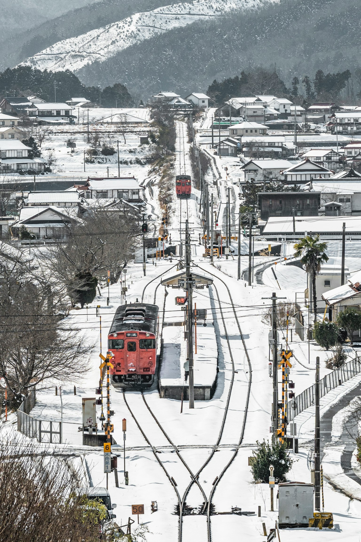 Trains rouges et blancs circulant dans un paysage enneigé