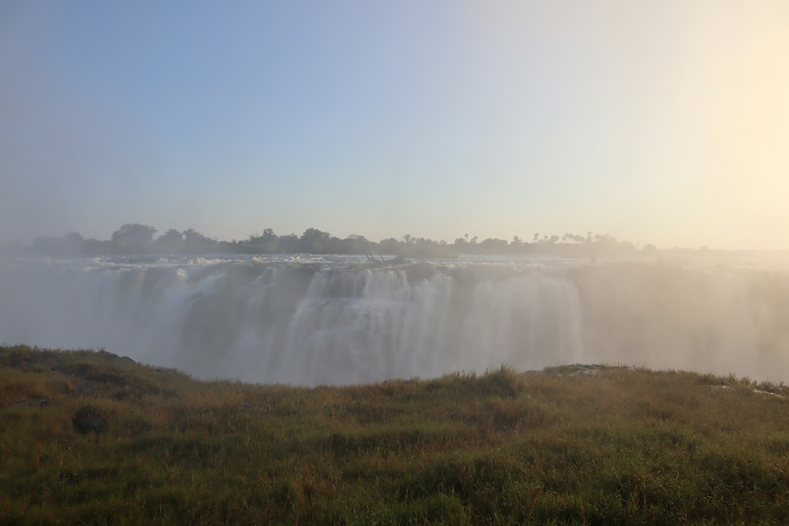 Bellissimo paesaggio di cascata con nebbia e natura