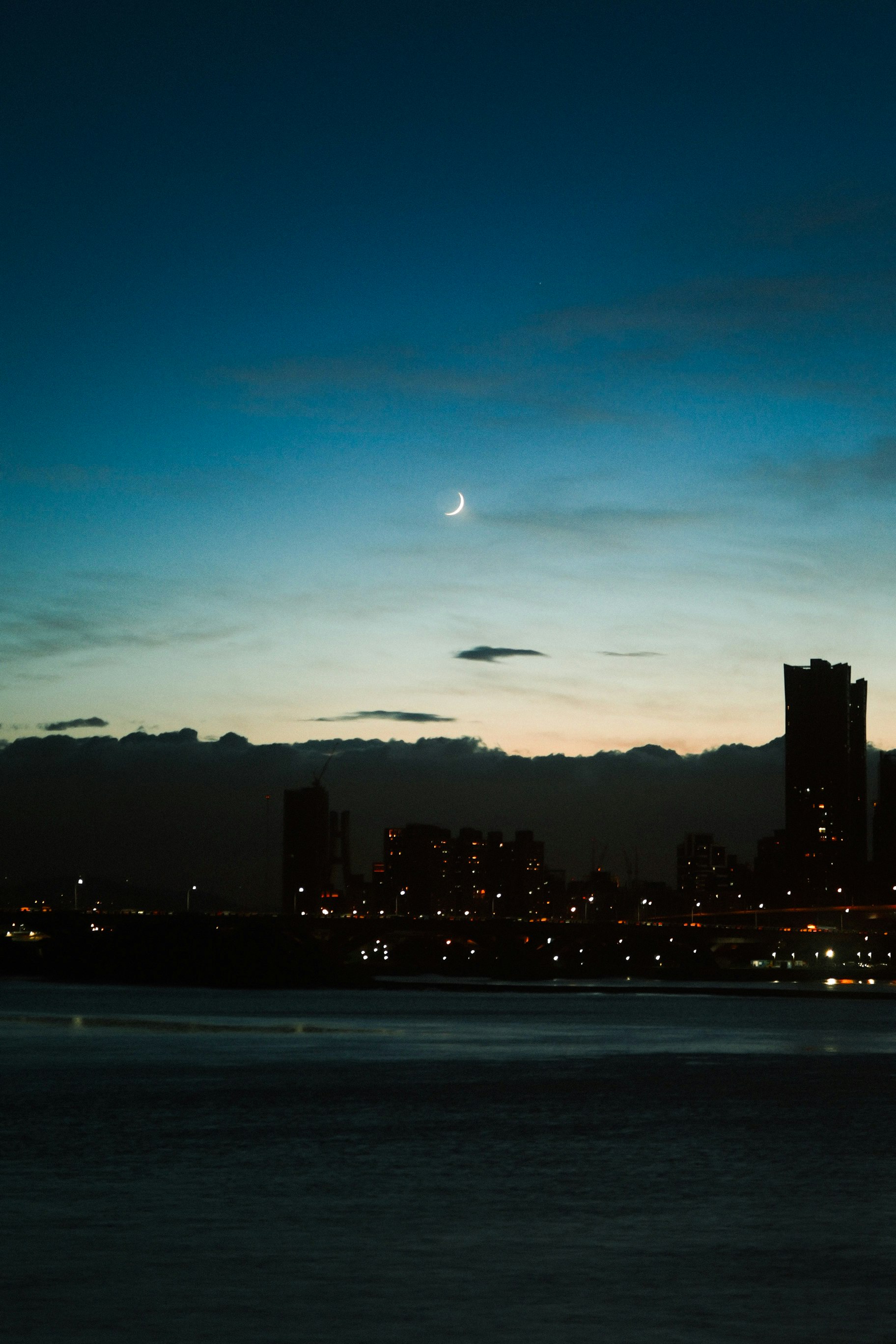 夕暮れの海辺と街の夜景