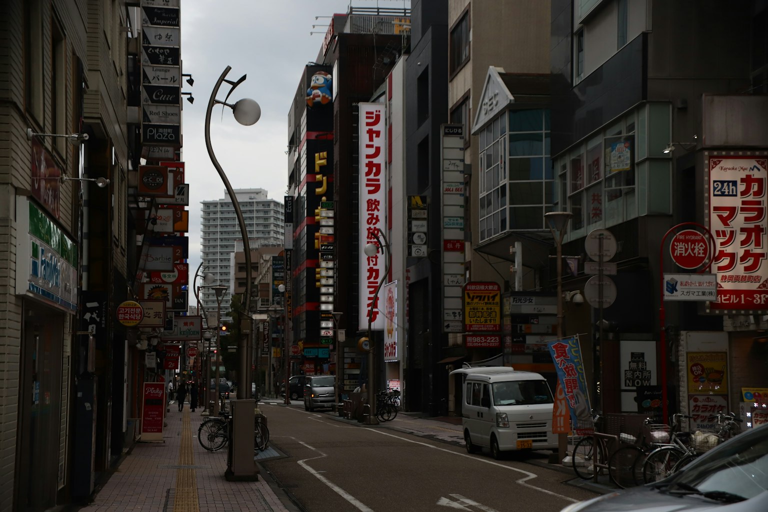 도시 거리 풍경과 건물 및 간판