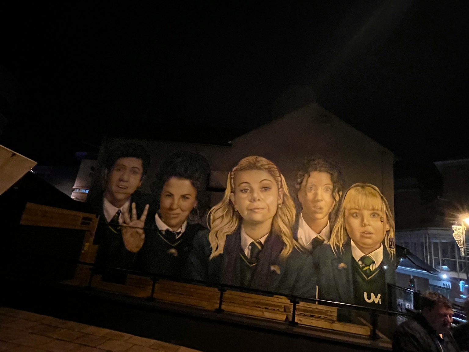 夜间壁画，四个人物表情丰富