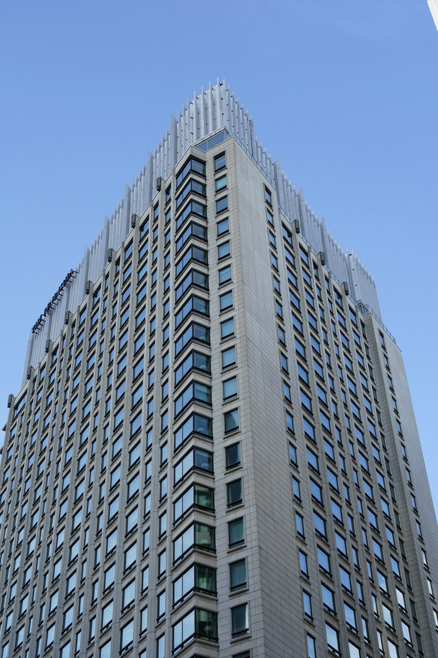 Gedung tinggi menjulang ke langit biru