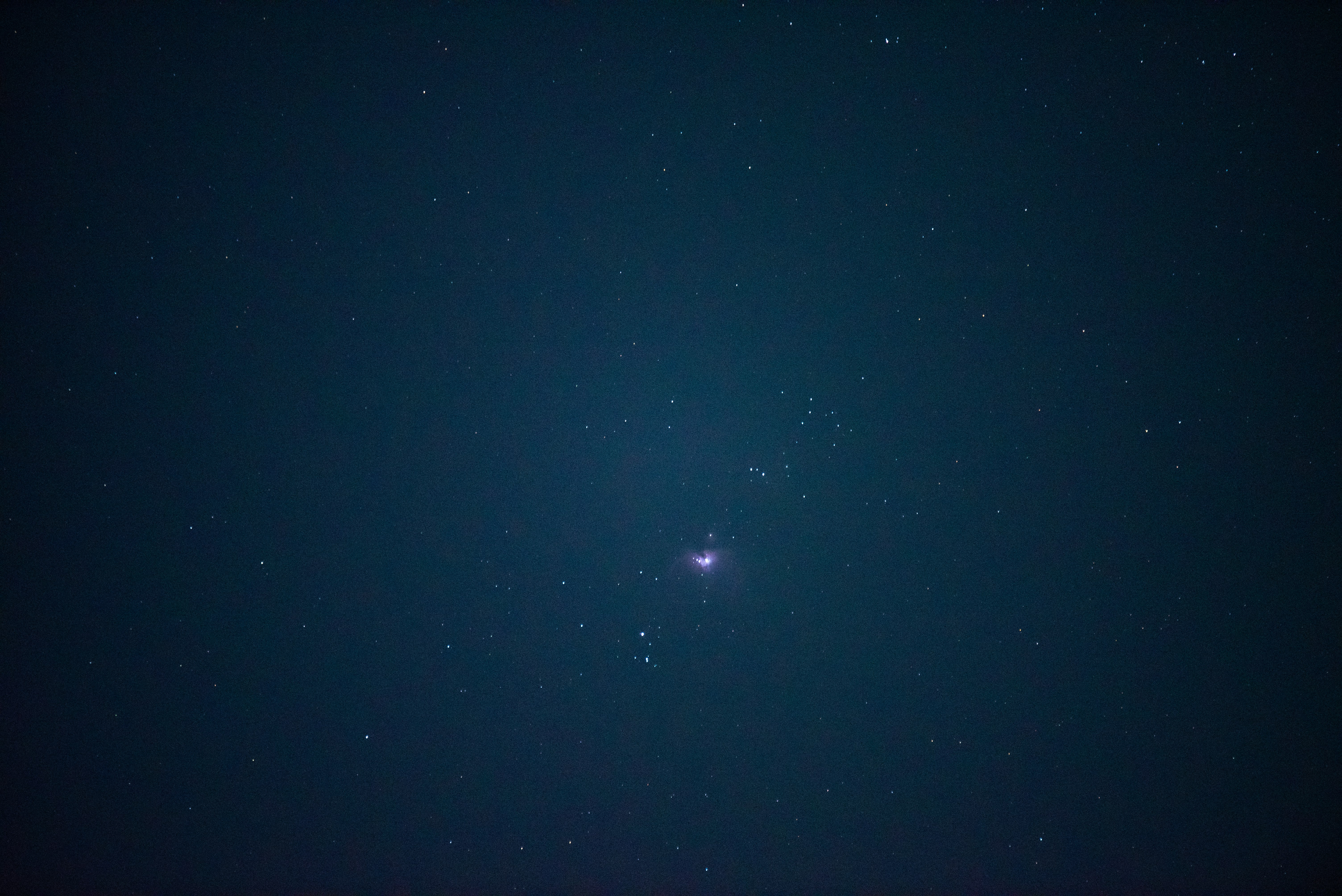 夜空に瞬く星と小さな星雲の光