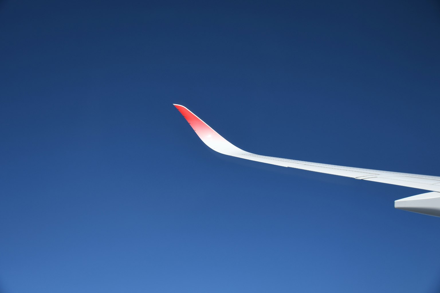 푸른 하늘을 배경으로 한 비행기 날개의 끝