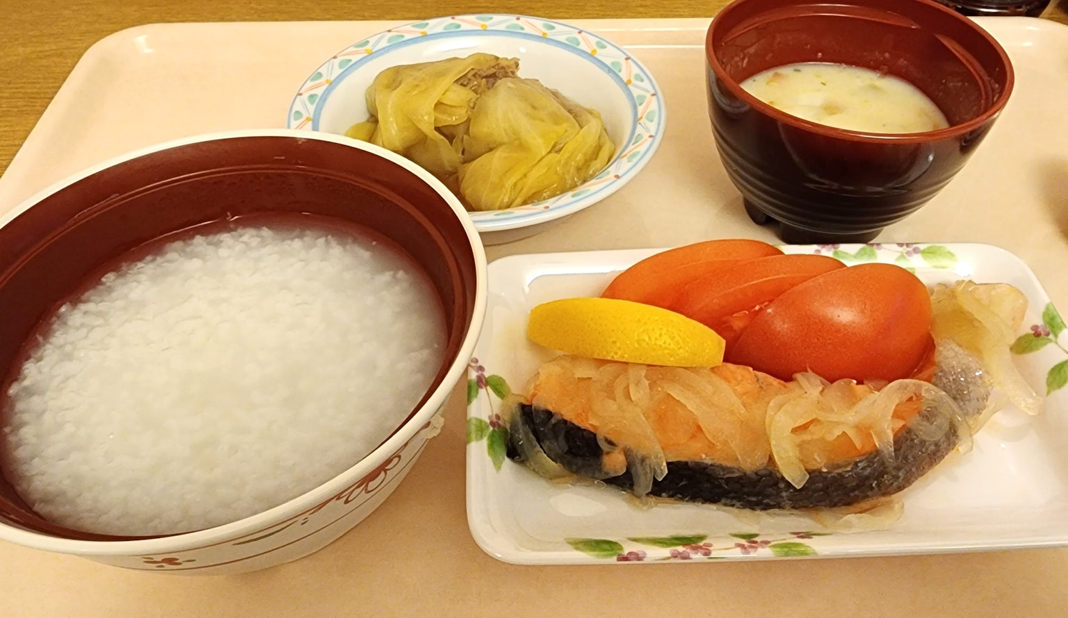 Ciotola di riso bianco con sushi di salmone e contorni