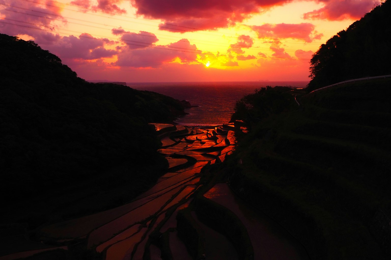 Splendido tramonto sull'oceano con cielo vibrante arancione e viola
