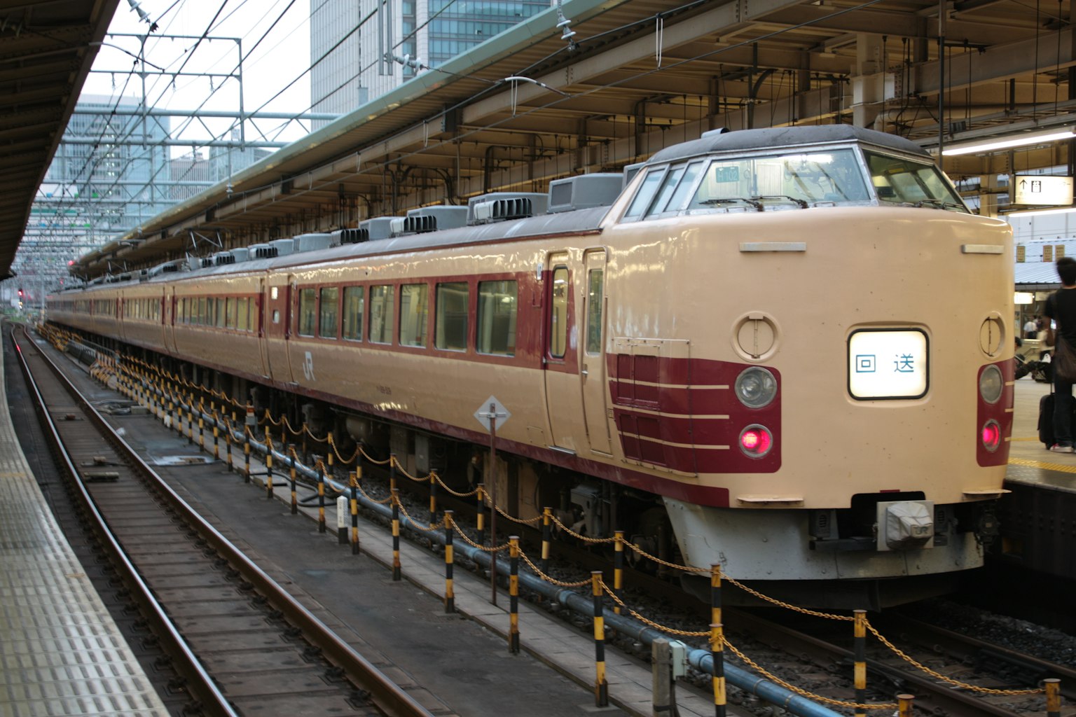 Ein Intercity-Expresszug an einem Bahnhof sichtbar