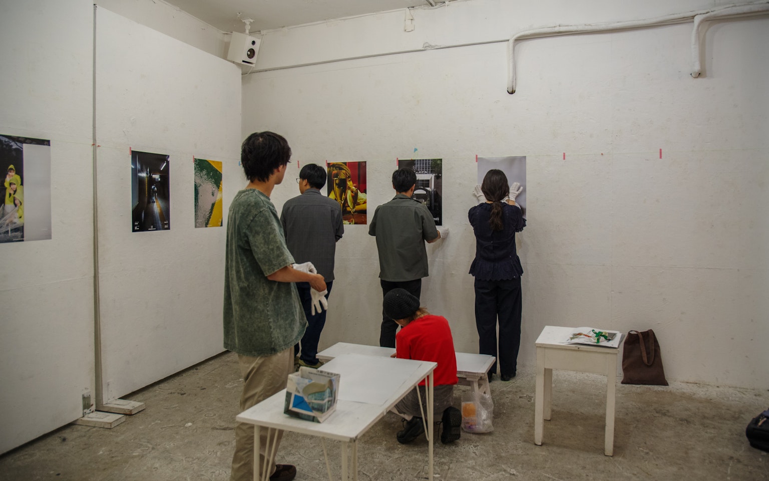 在藝術畫廊中觀看藝術作品的人們的圖像