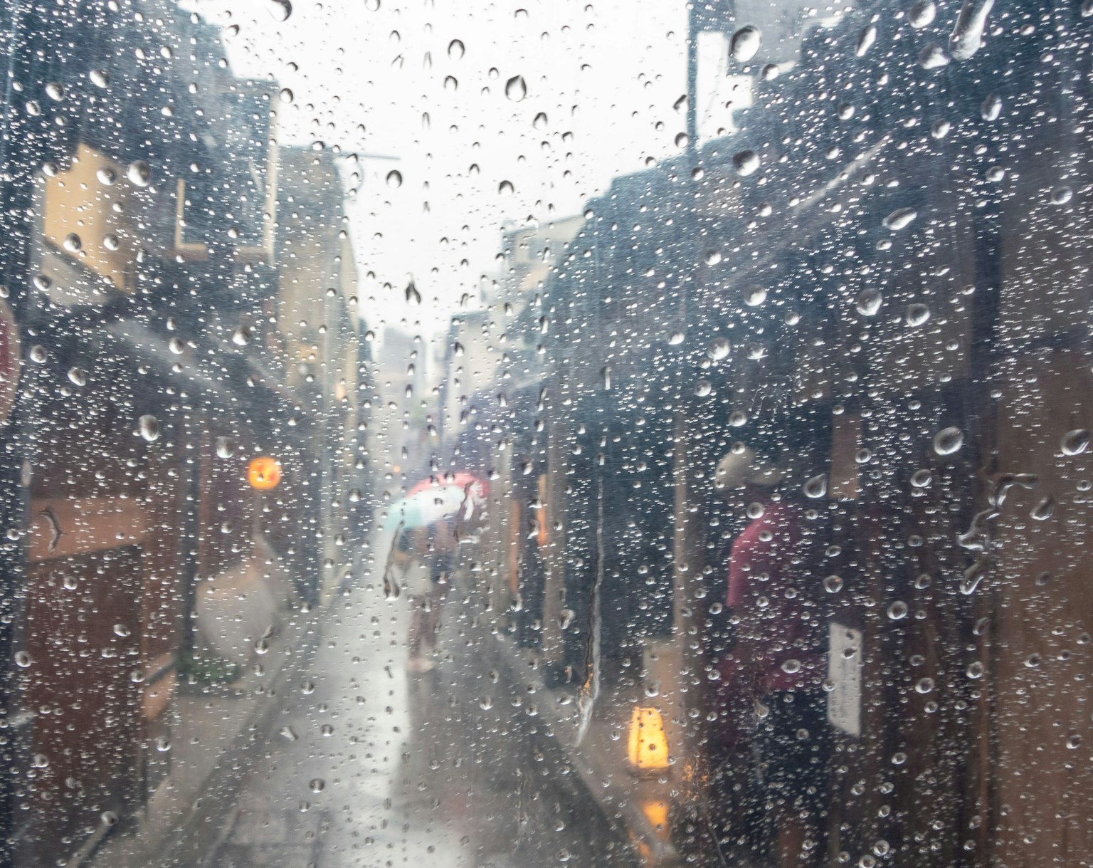 雨天街景模糊的人物和玻璃上的水滴