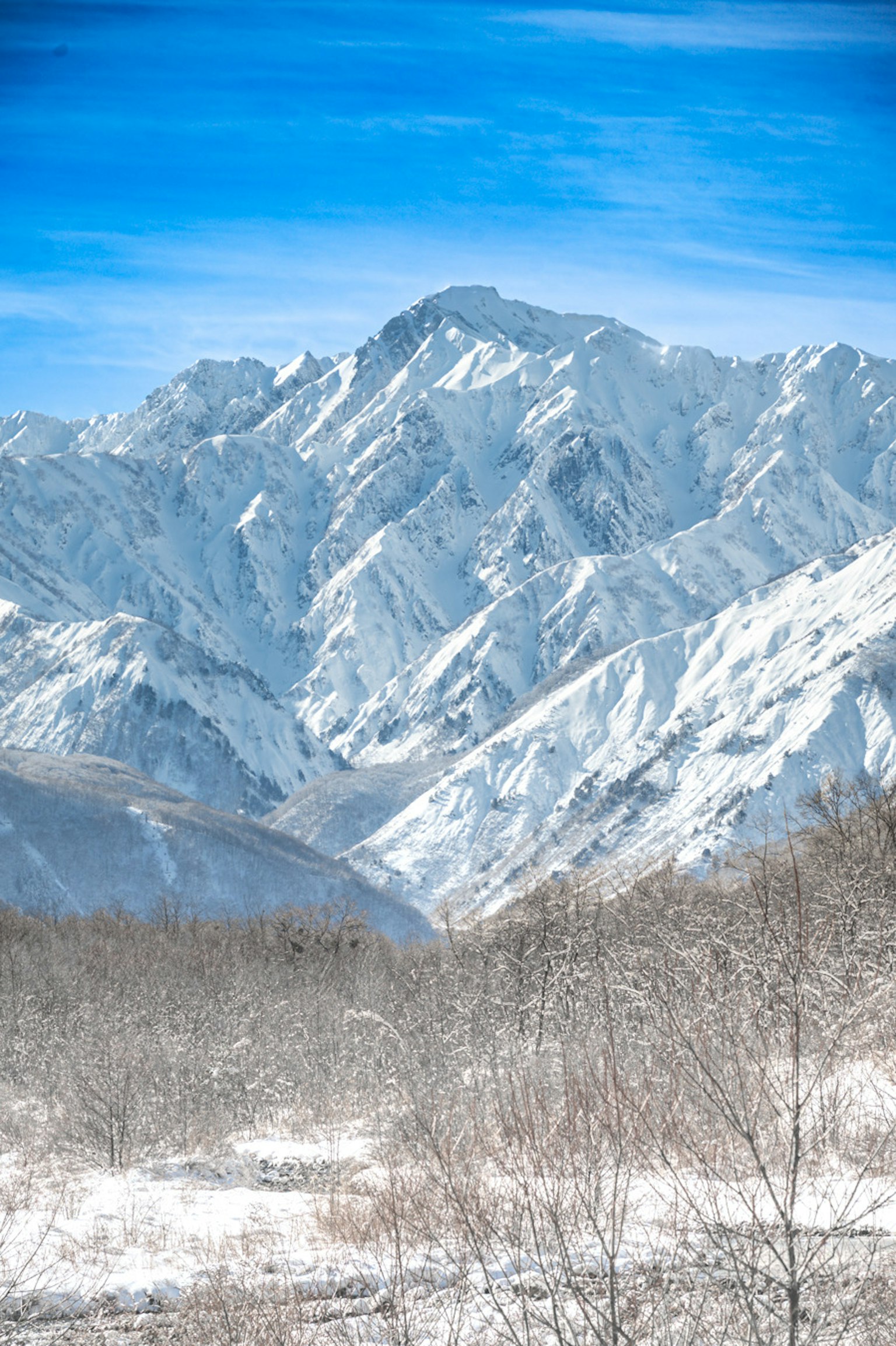 Montagnes enneigées sous un ciel bleu clair