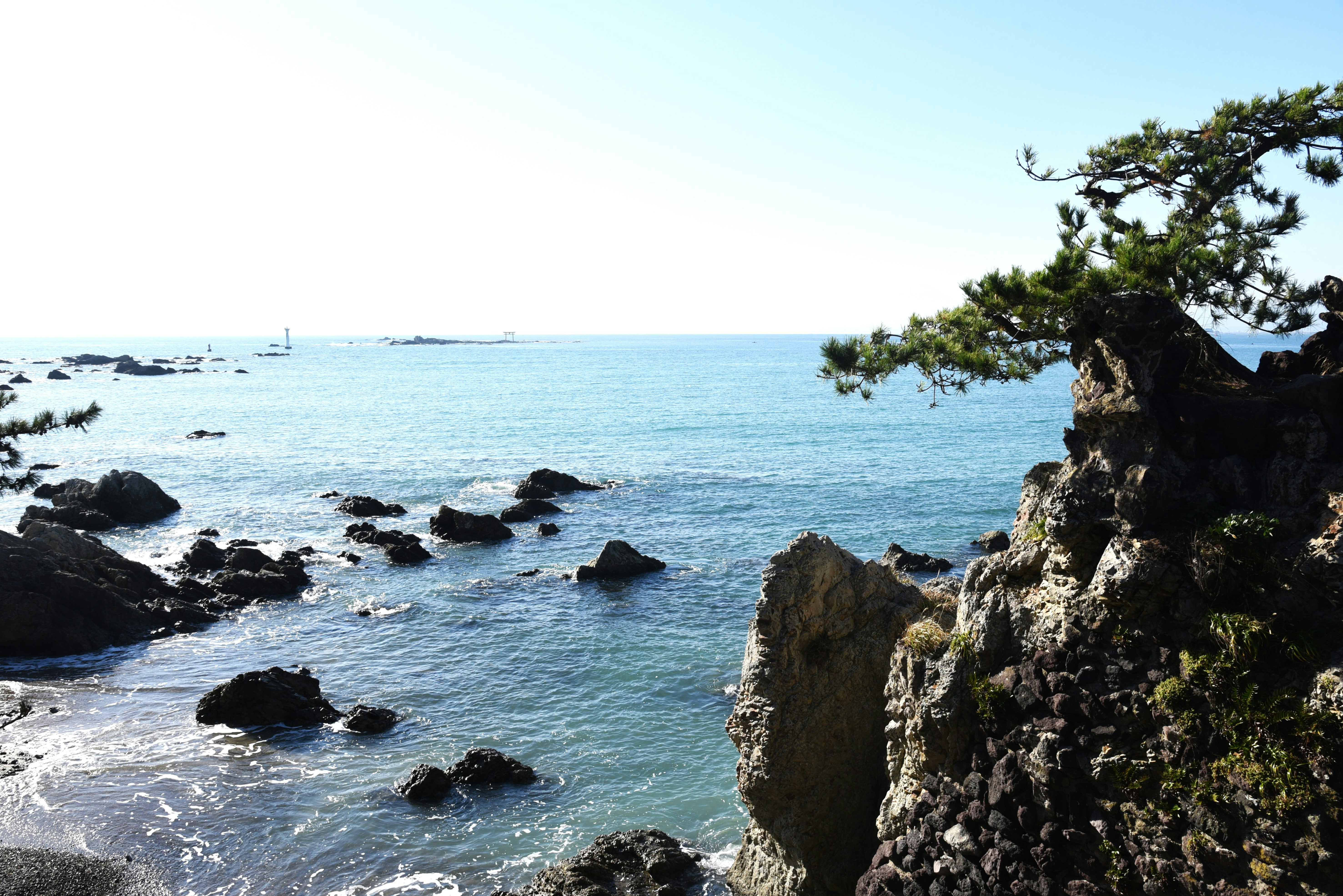 Morito-Küste in Hayama: felsige Küste und ruhiges Meer