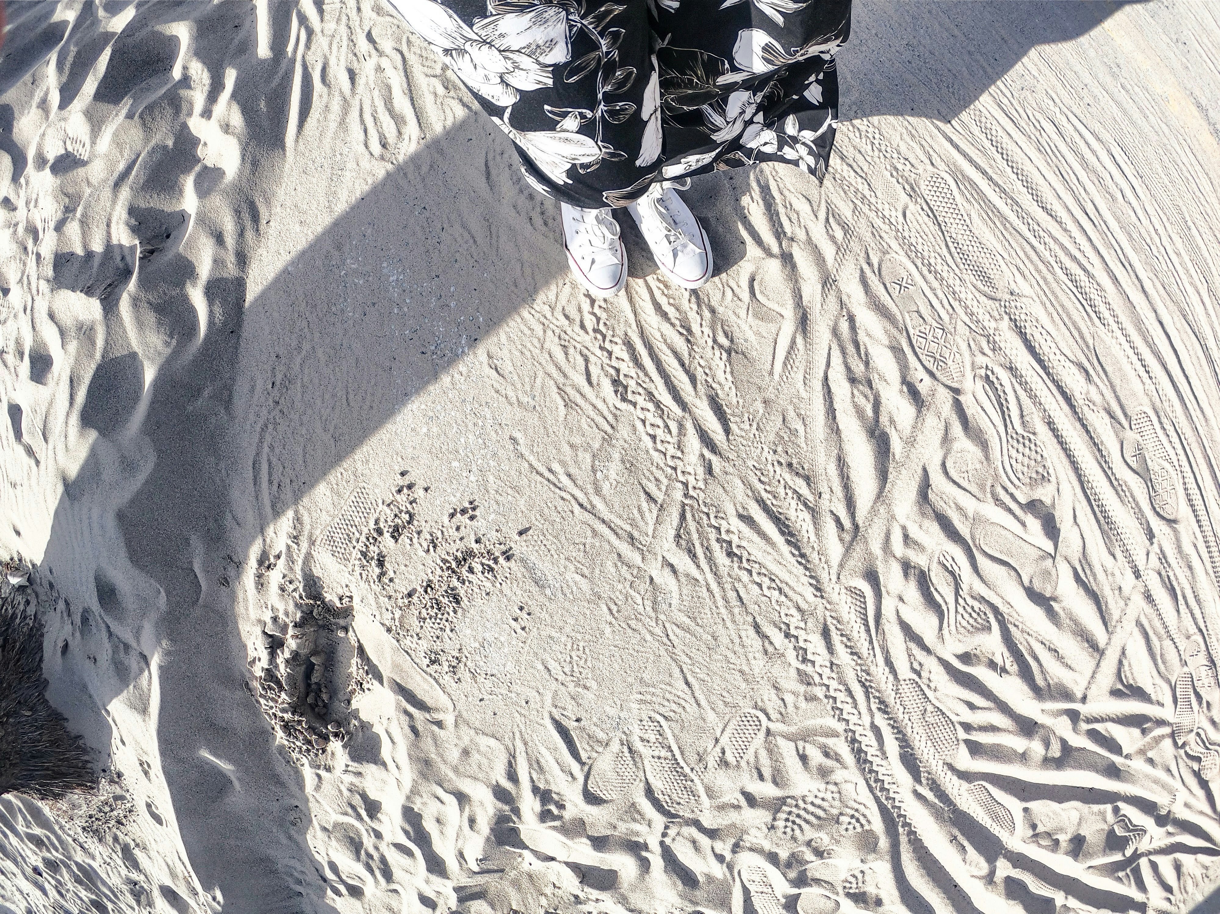 Weiße Sandstrand mit Fußspuren und Schatten, Santa Monica Beach (Los Angeles)