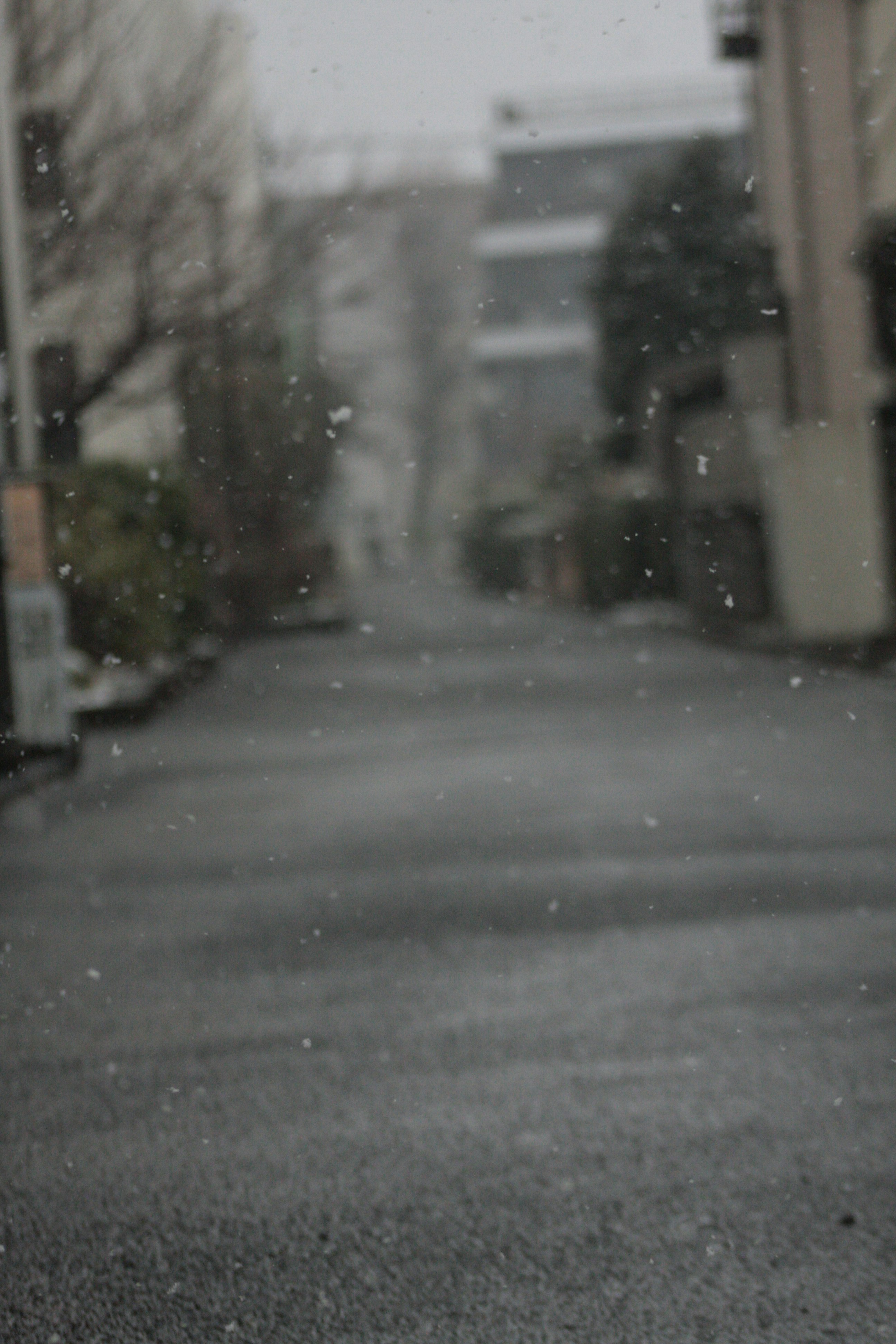 雨の路地をぼかした街並み