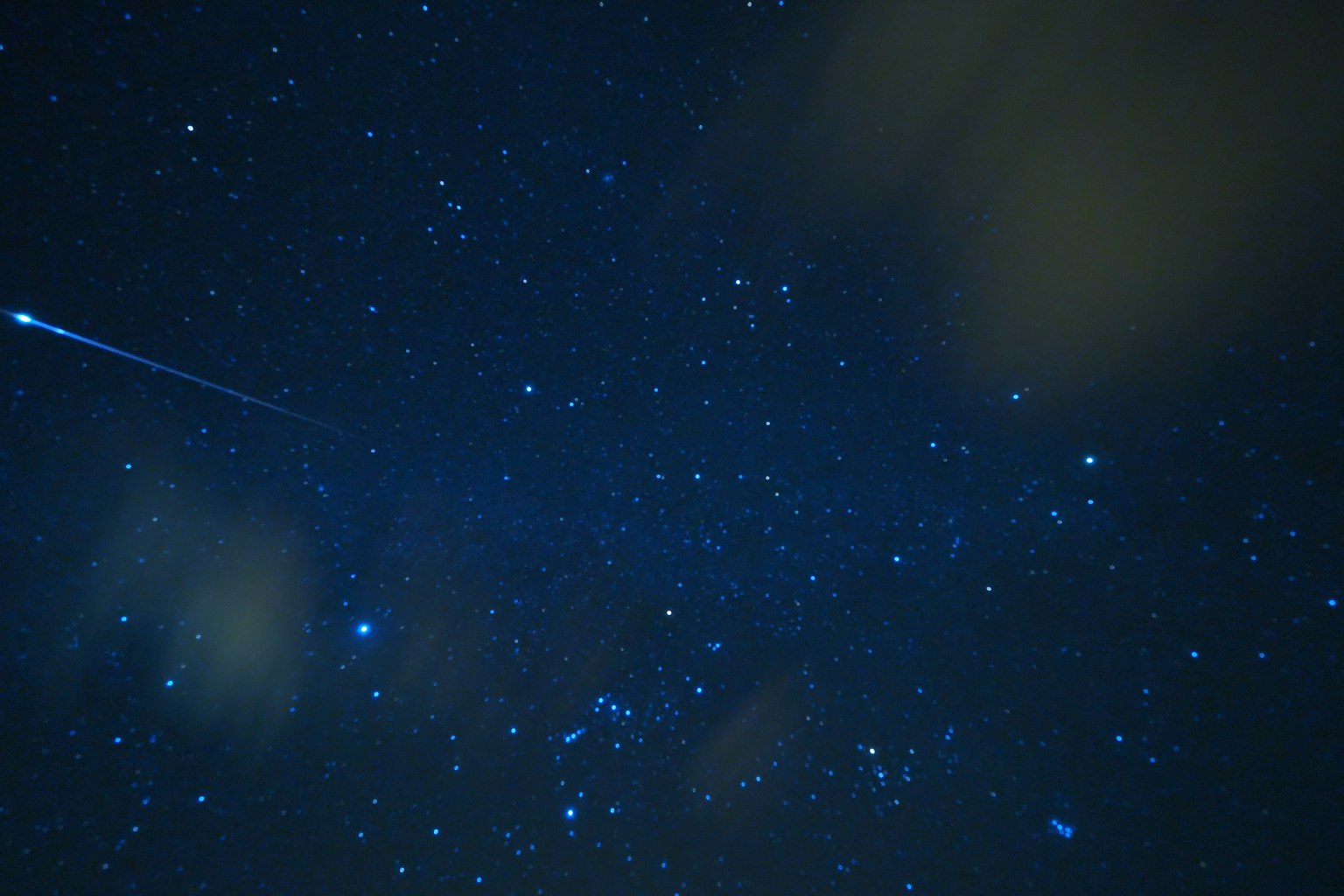 Langit malam berbintang dengan bintang jatuh dan banyak bintang