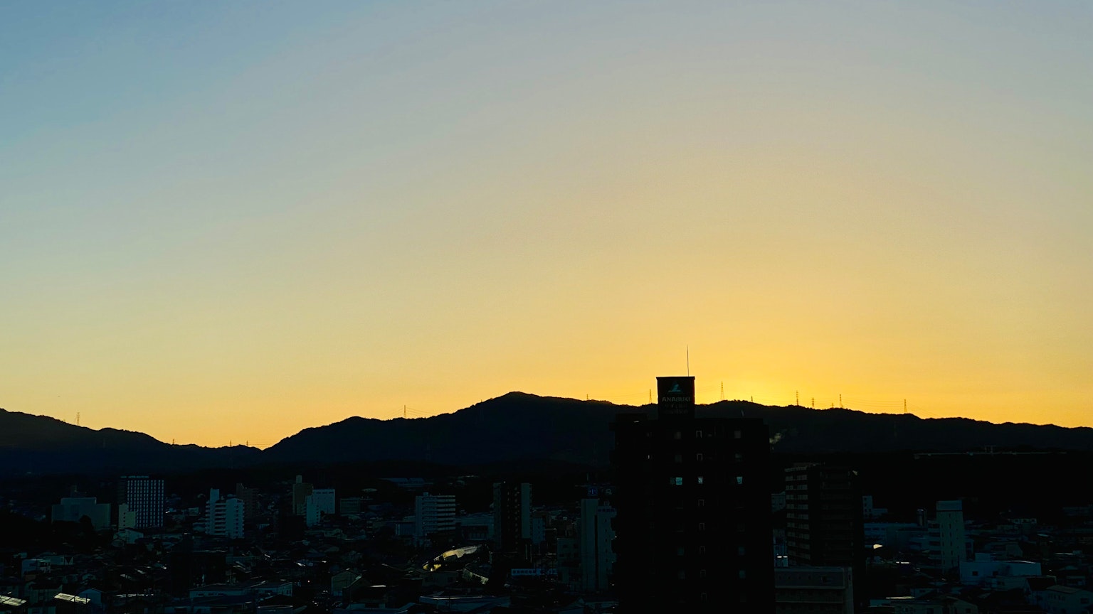 山脉和城市天际线上的日落景观