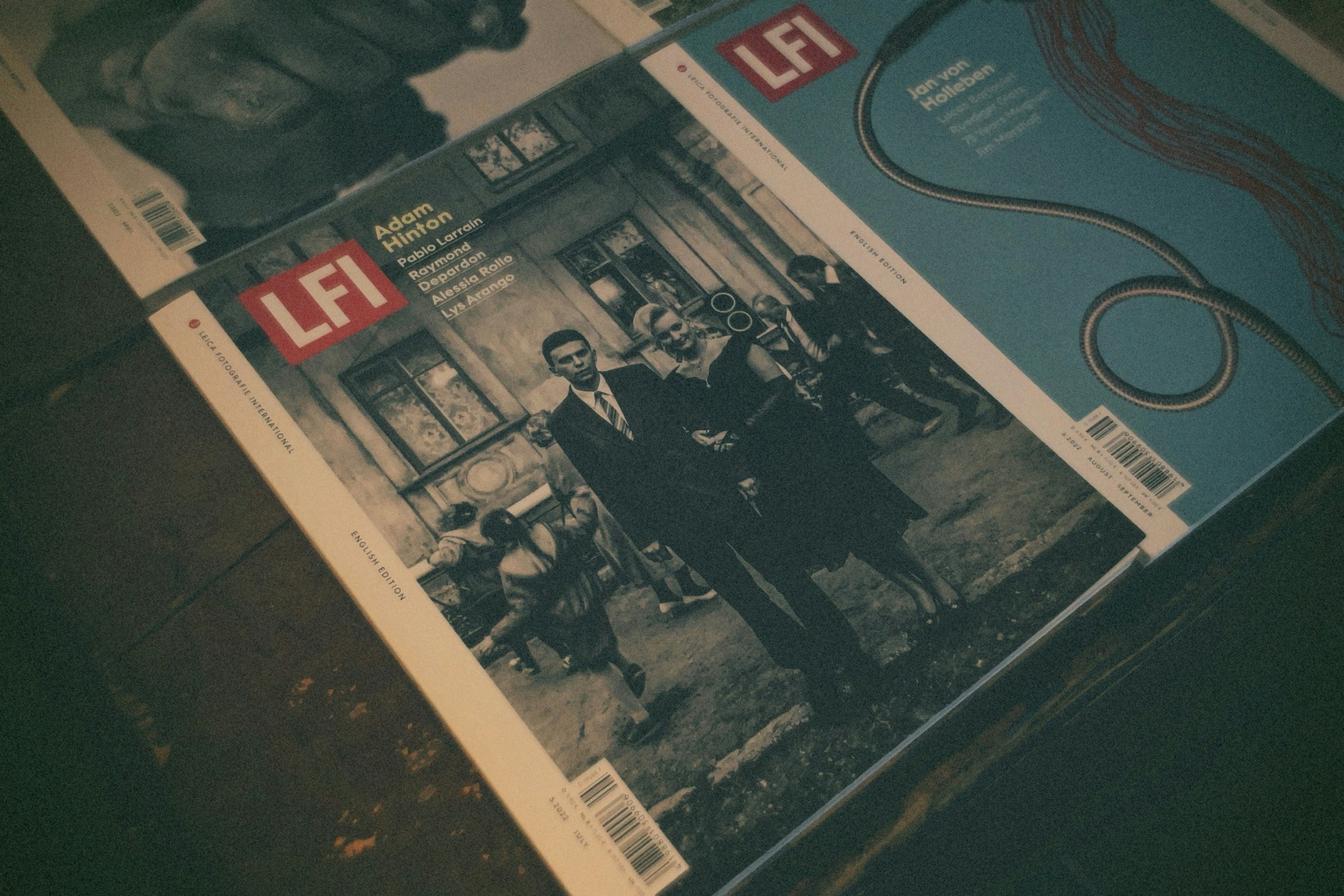 หน้าหนังสือพิมพ์ที่มีหัวข้อข่าวและรูปภาพ