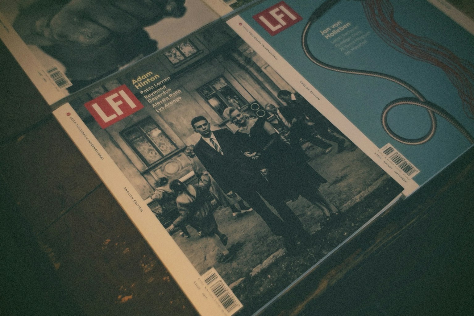 Gambar sampul majalah LFI dengan sepasang kekasih dalam foto hitam putih di tengah