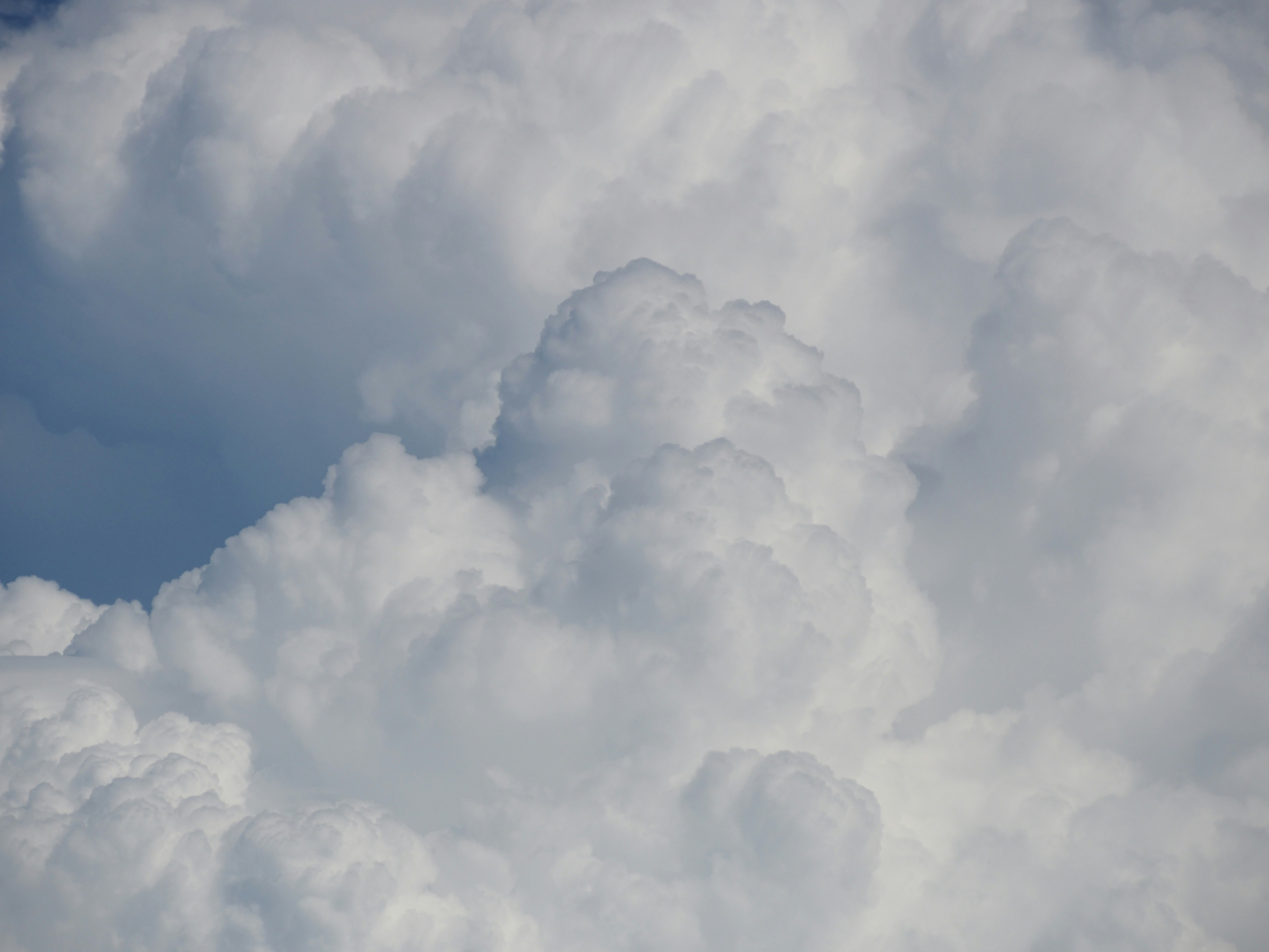 雲が広がる空の大きな雲塊