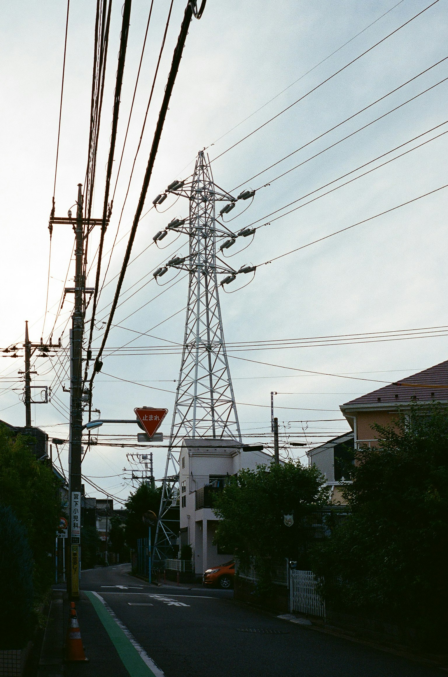 Paesaggio urbano con torre elettrica e cavi