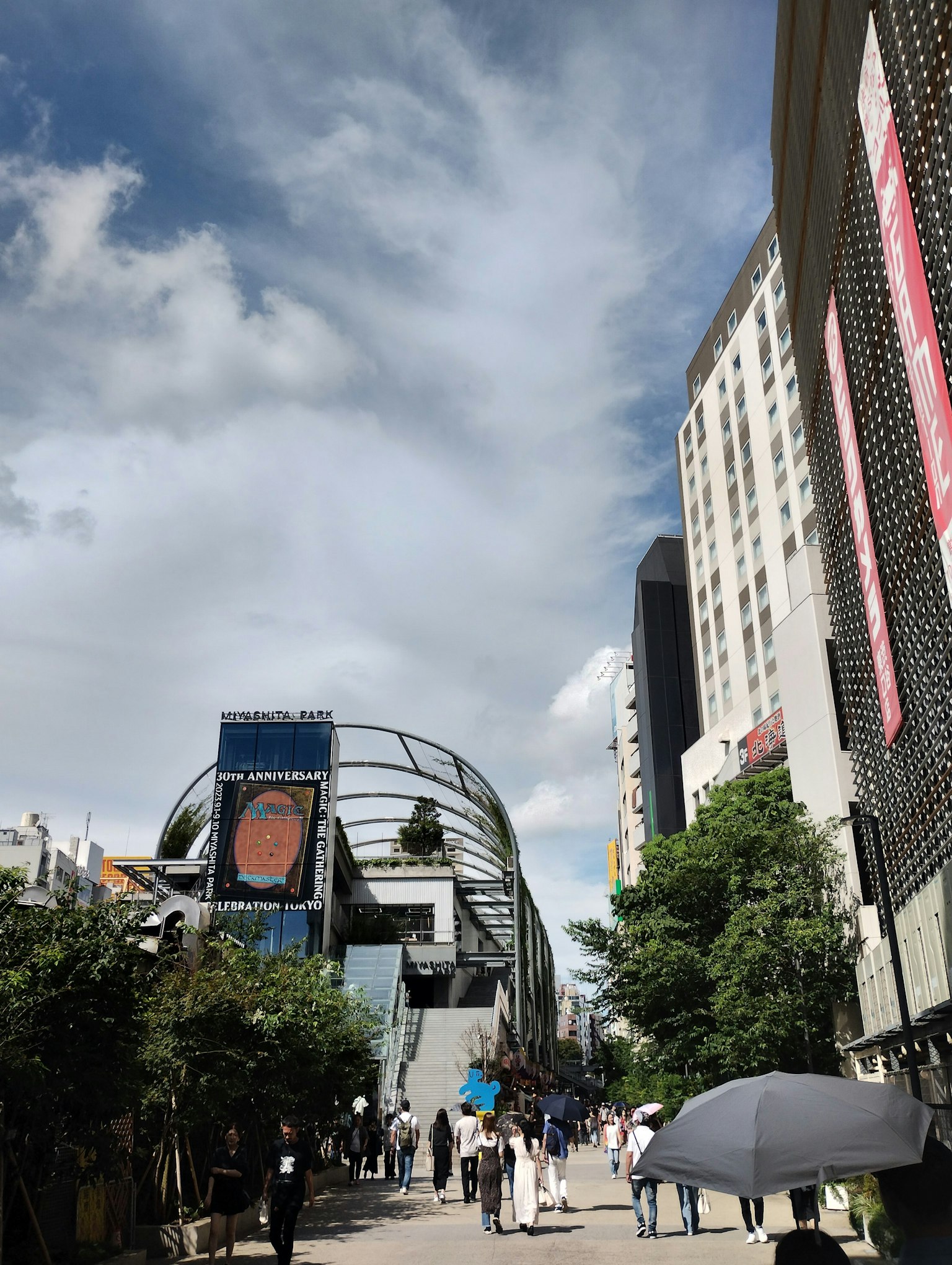 城市街景，有建築和人們在藍天下