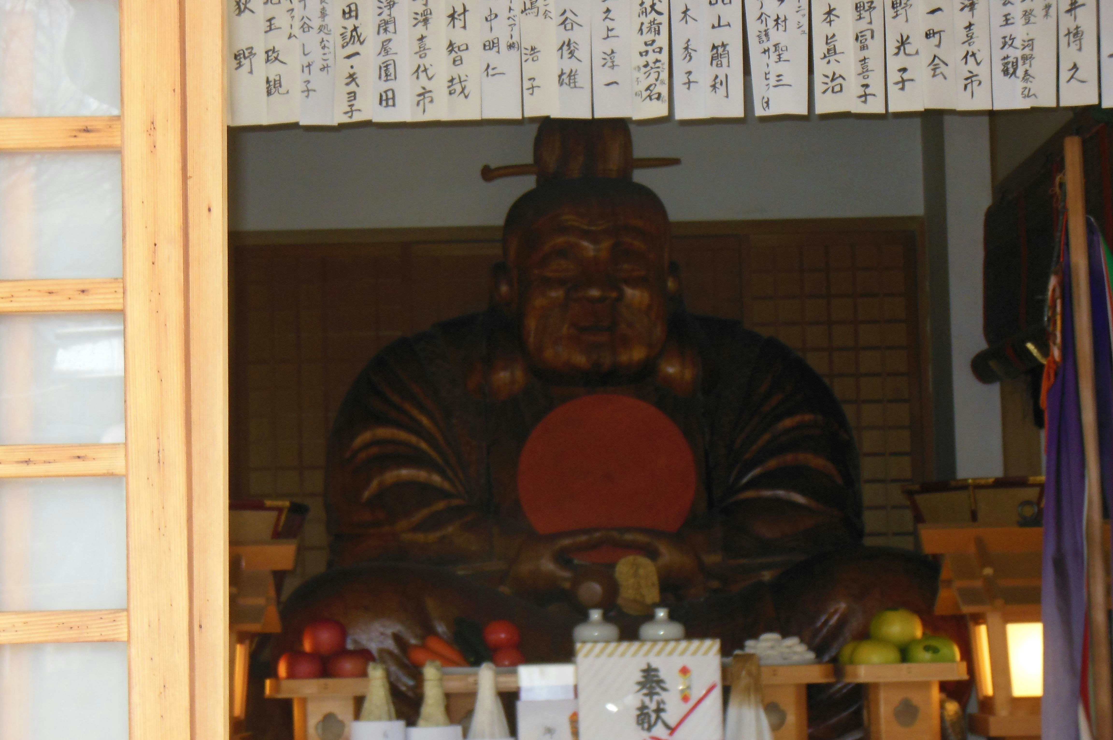 店鋪櫃台上擺放的小物件與達摩擺件