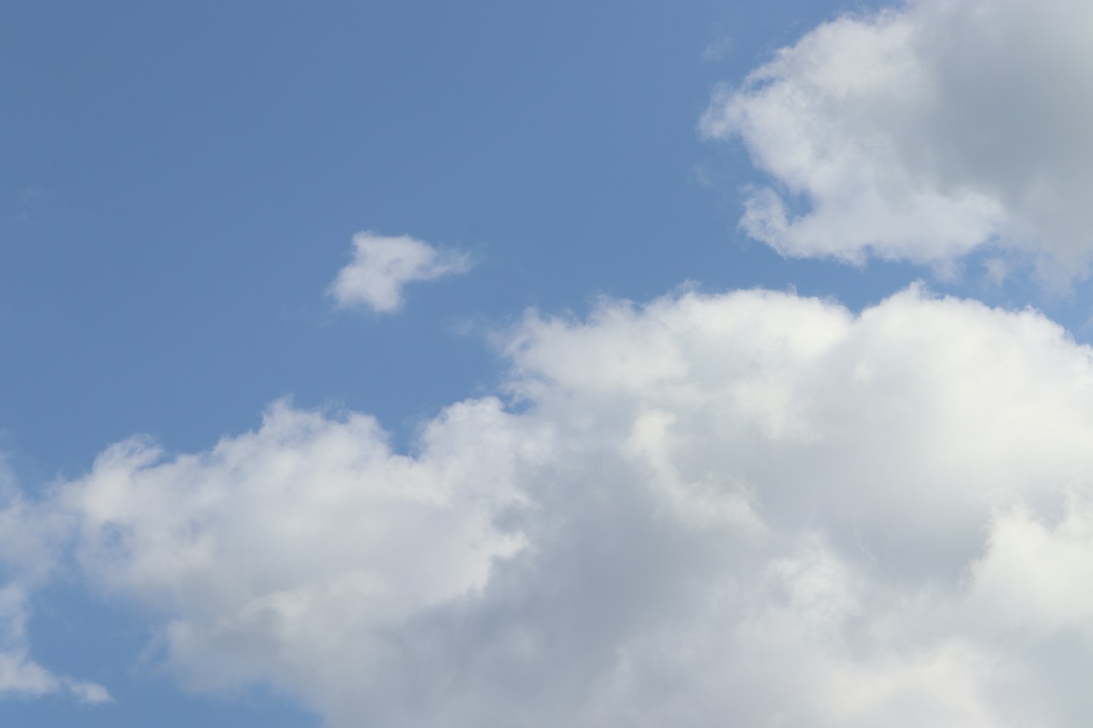 Langit biru dengan awan putih berbulu