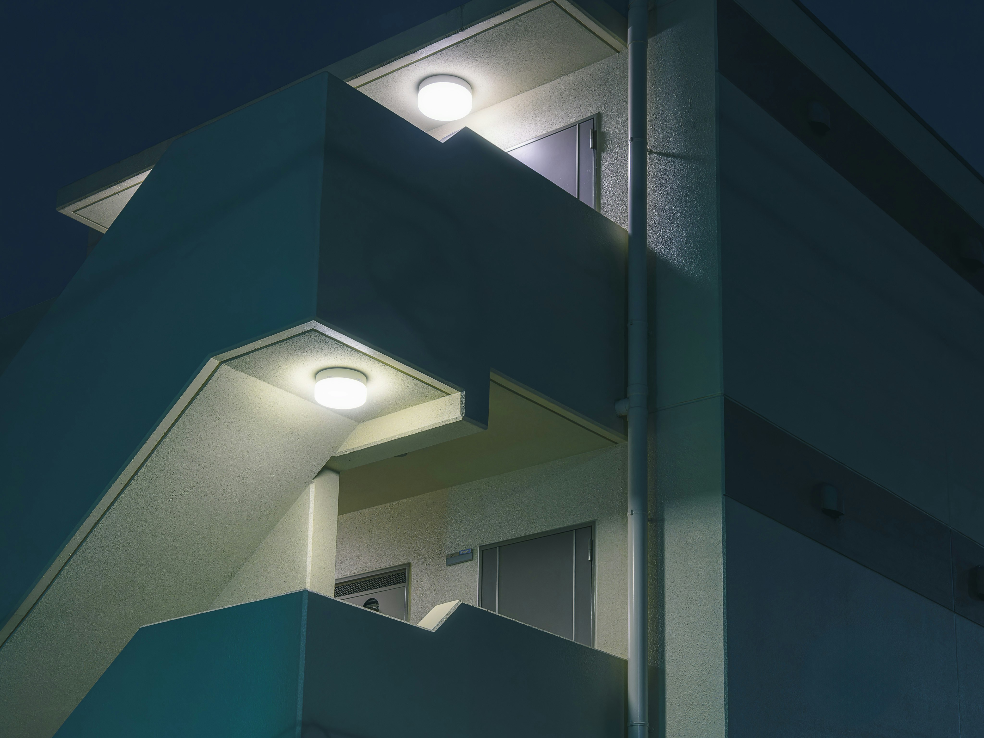 夜晚建筑外部走廊与顶灯