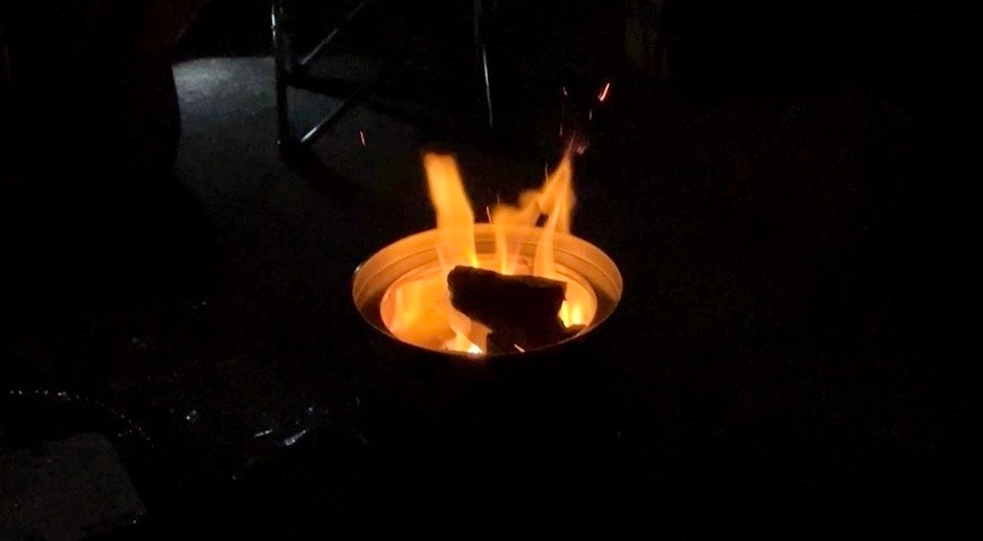 火鉢で暖を取る炎のある夜の室内