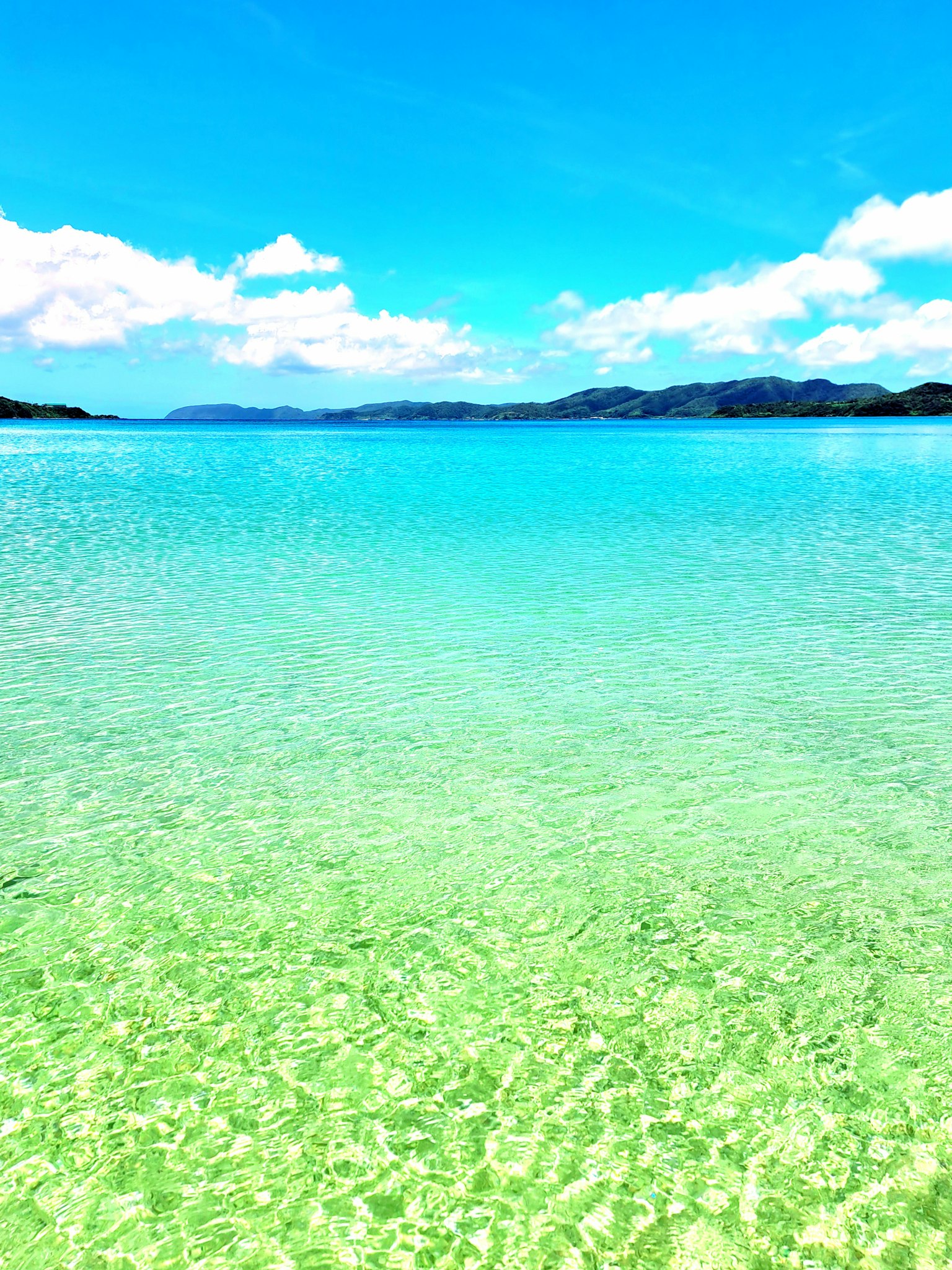 Pemandangan laut yang indah dengan air jernih dan langit biru cerah