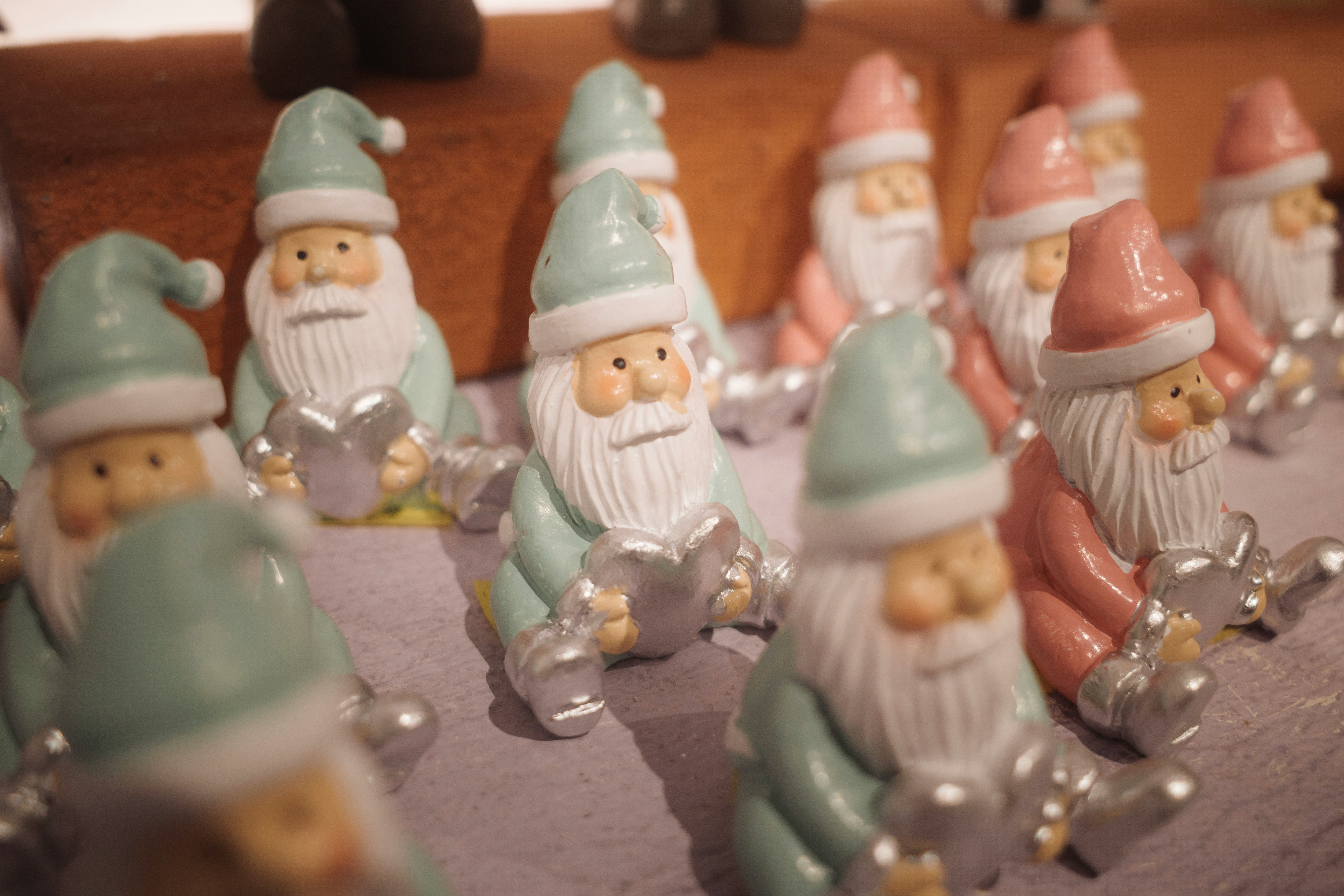 figurine kecil Santa di atas meja