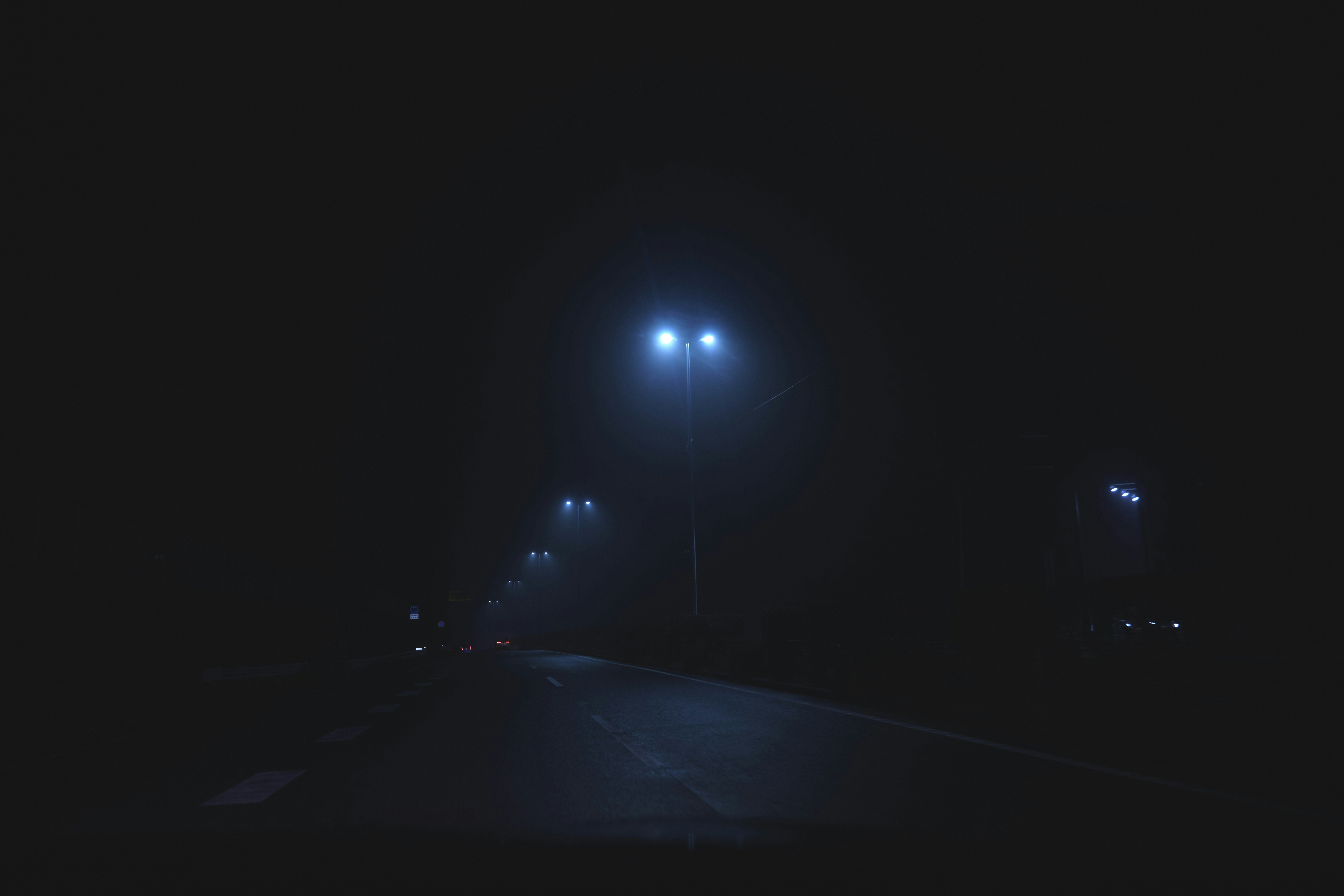 夜晚照亮黑暗道路的车灯