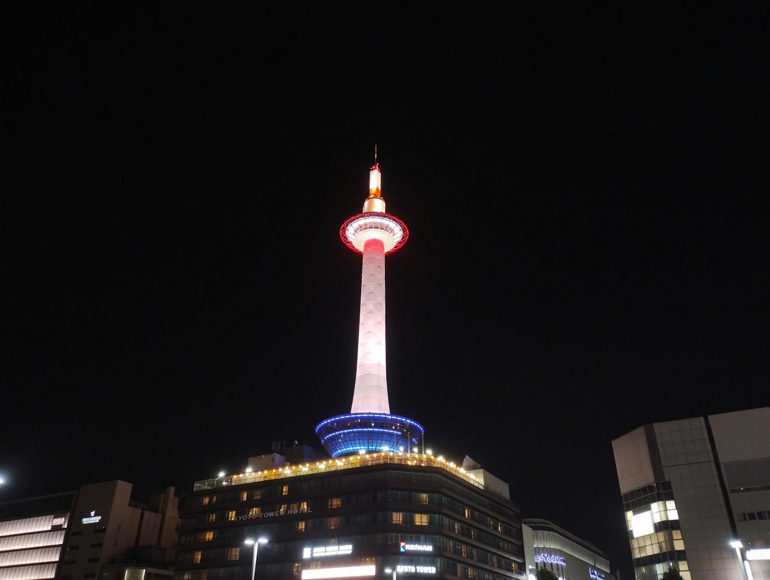 Torre di Kyoto illuminata di notte
