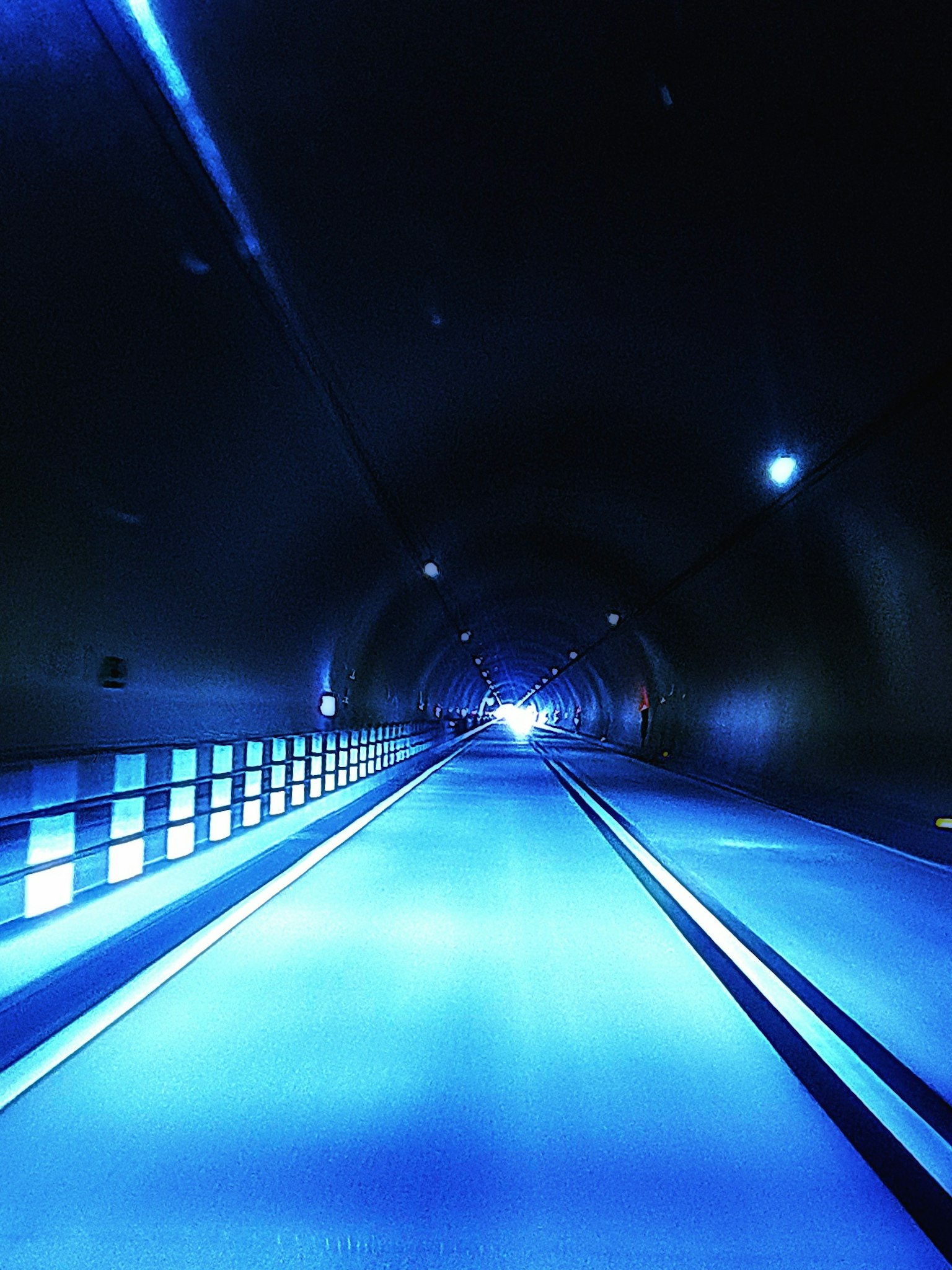Interior terowongan yang diterangi lampu biru