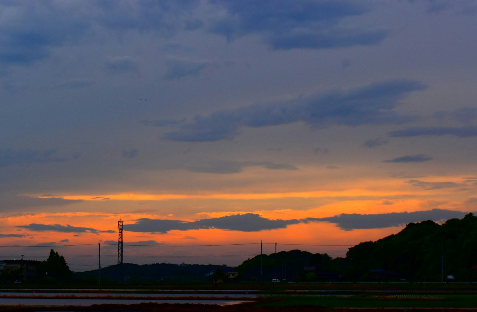 日落天空與雲朵輪廓的風景