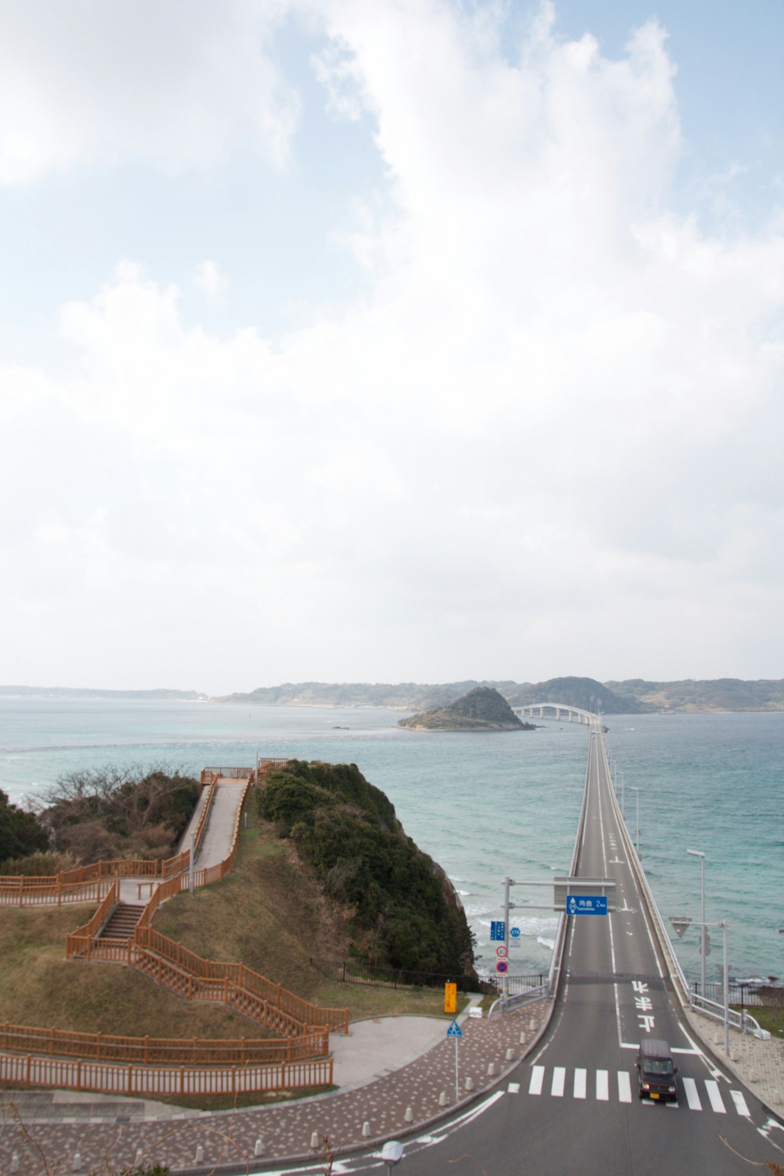 海上通往岛屿的道路风景